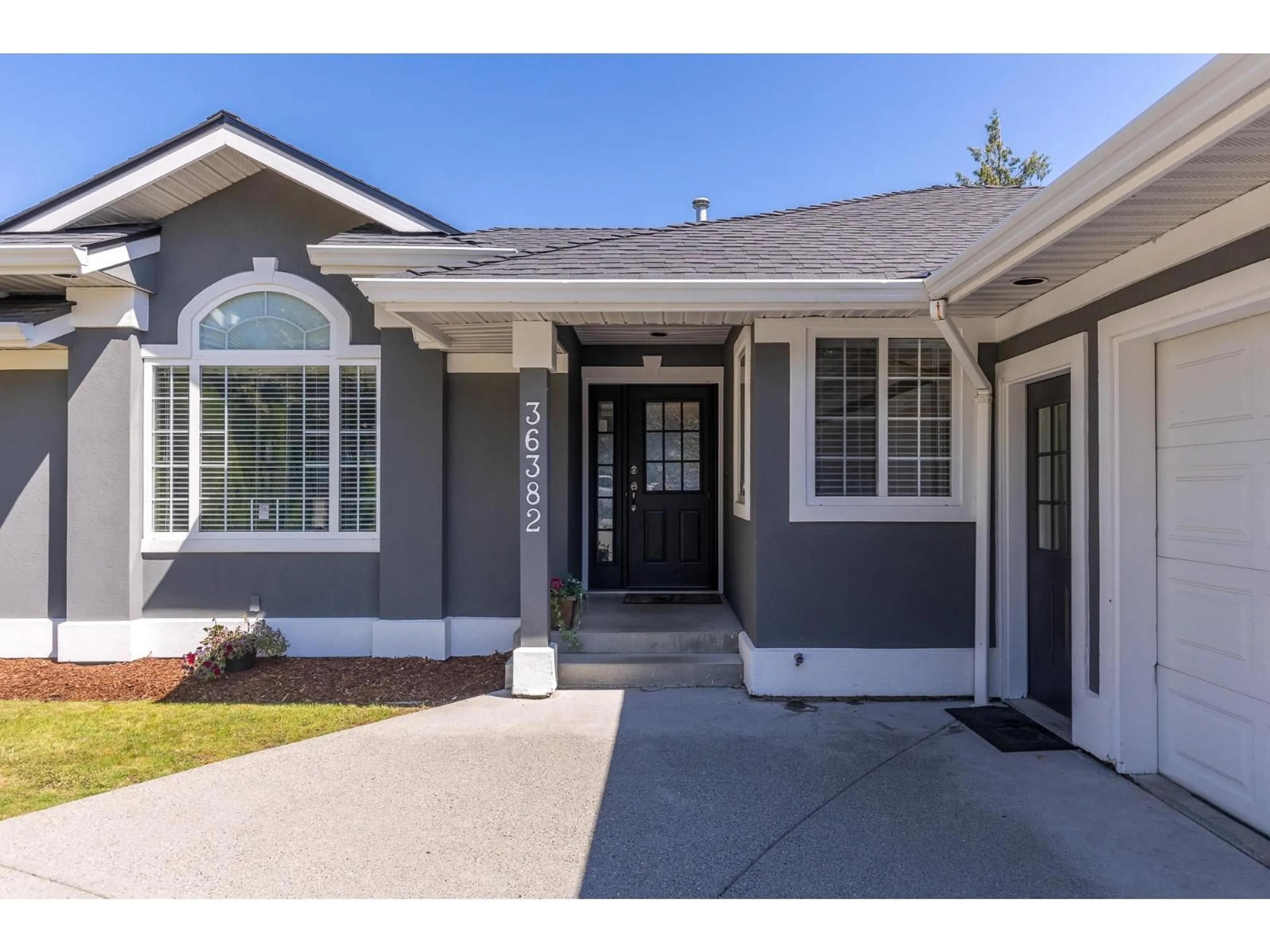 Home with vinyl exterior material, street for 36382 SANDRINGHAM DRIVE, Abbotsford British Columbia V3G2M5