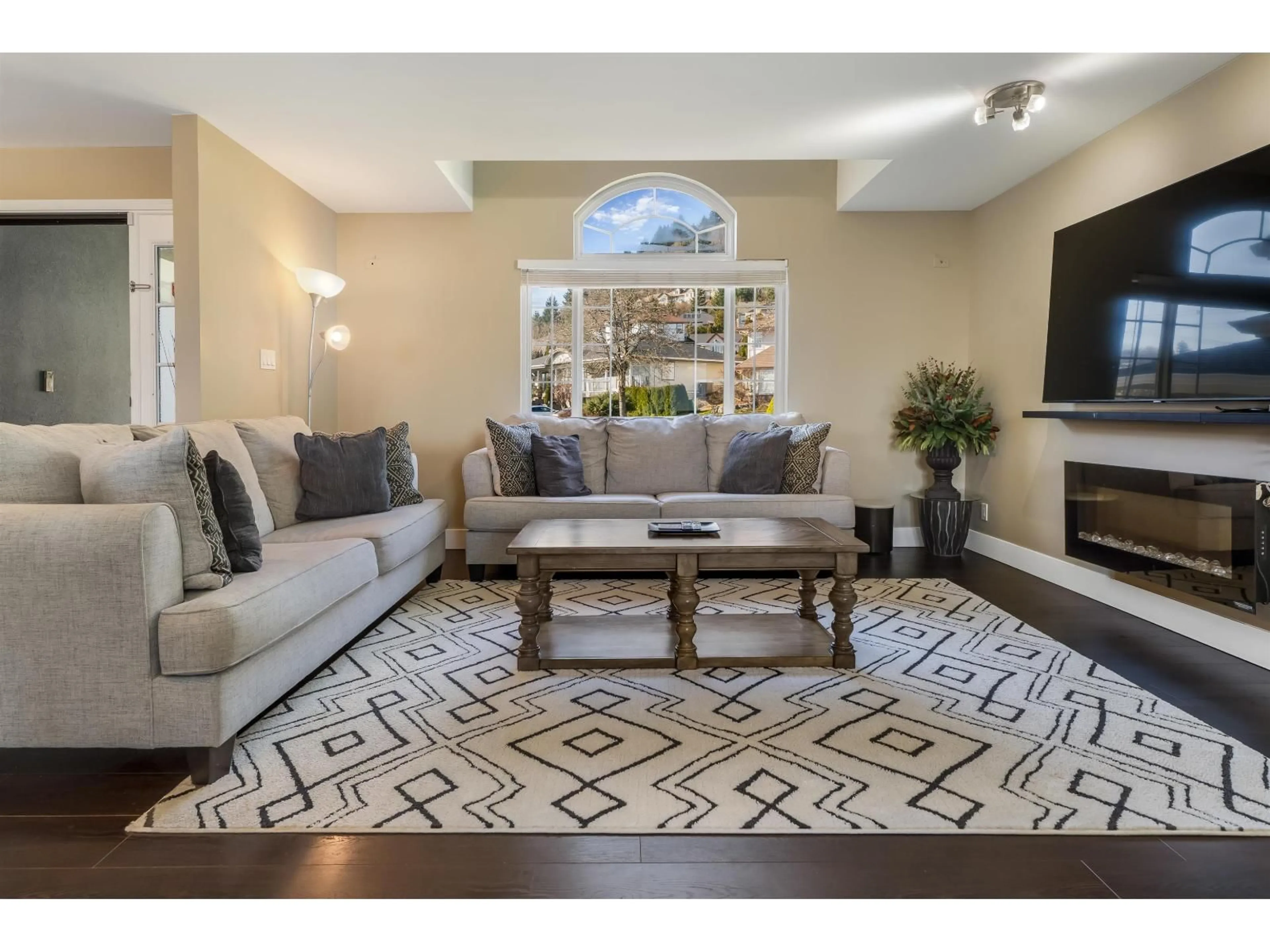 Living room with furniture, unknown for 36382 SANDRINGHAM DRIVE, Abbotsford British Columbia V3G2M5