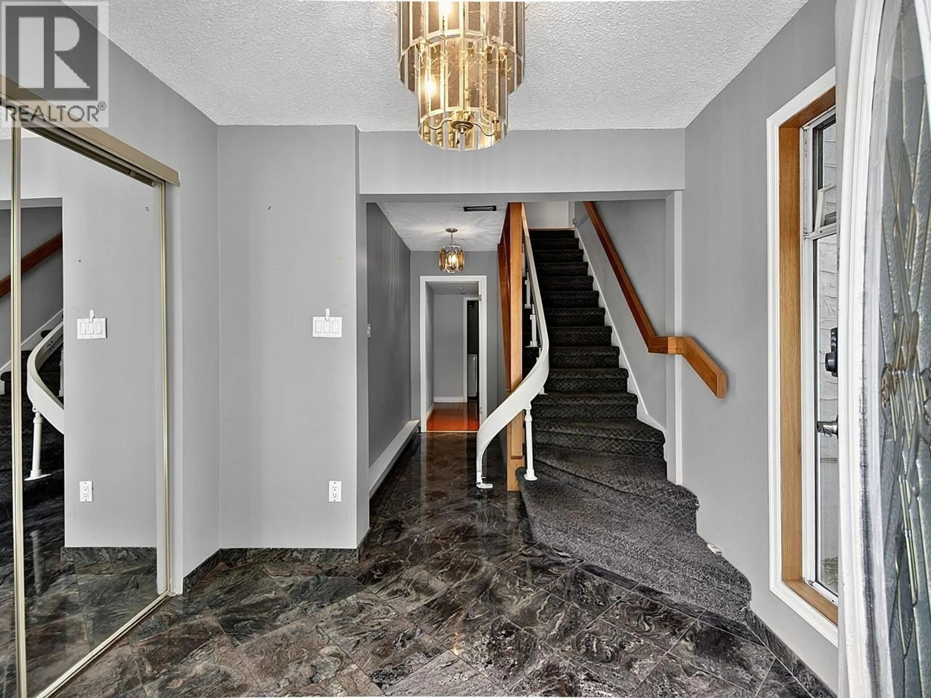 Indoor foyer for 1106 HEYWOOD STREET, North Vancouver British Columbia V7L1H4