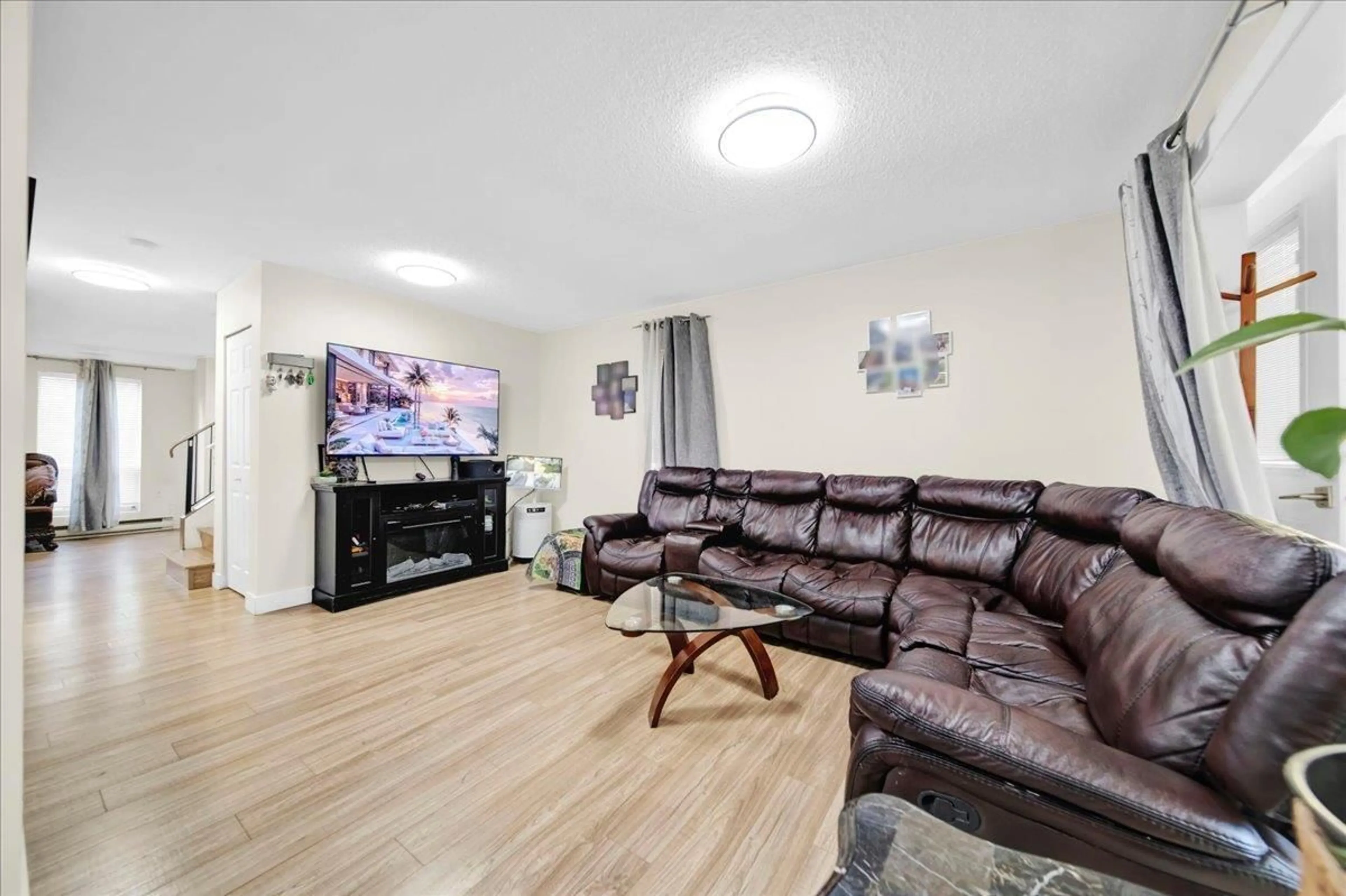 Living room with furniture, unknown for 13504 79A AVENUE, Surrey British Columbia V3W2Z2