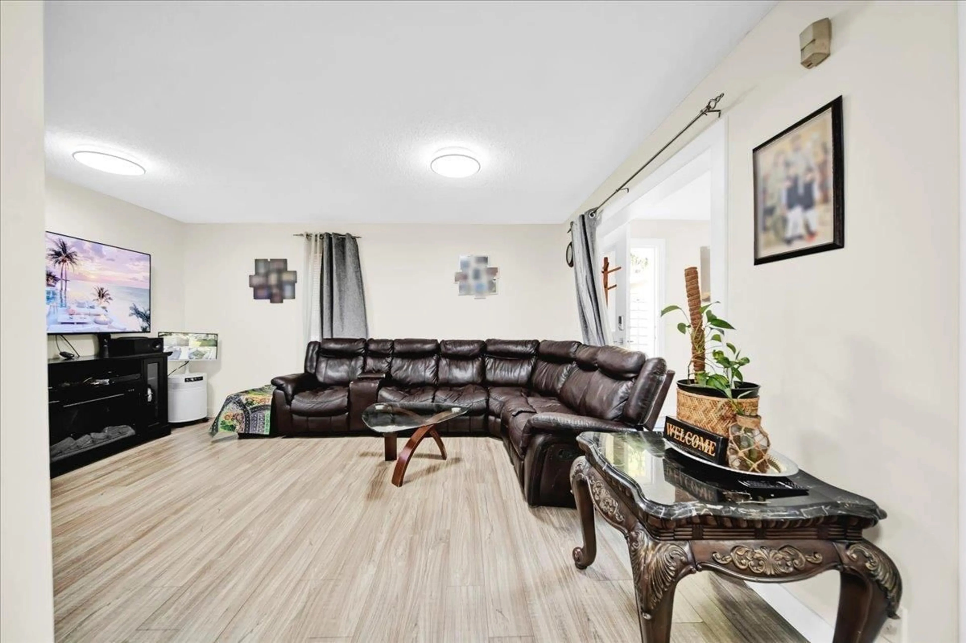 Living room with furniture, unknown for 13504 79A AVENUE, Surrey British Columbia V3W2Z2