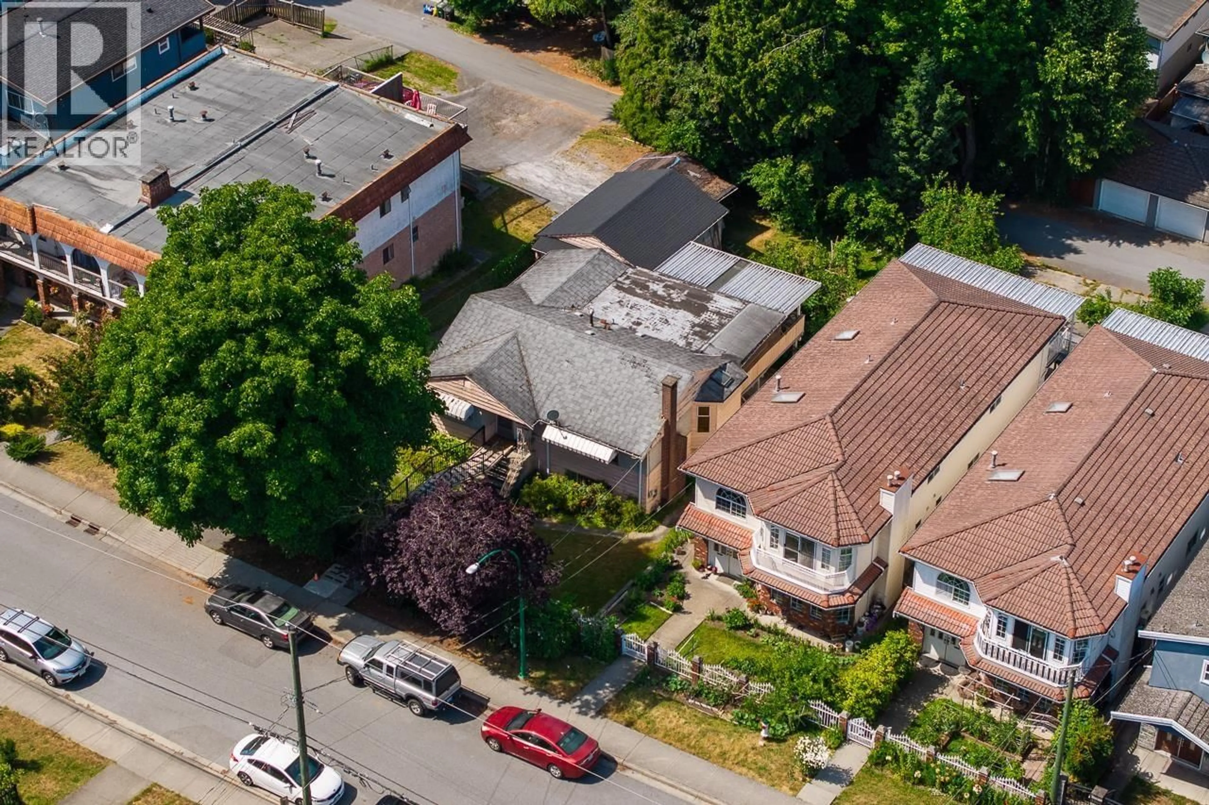 A pic from outside/outdoor area/front of a property/back of a property/a pic from drone, street for 5269 DOMINION STREET, Burnaby British Columbia V5G1E1