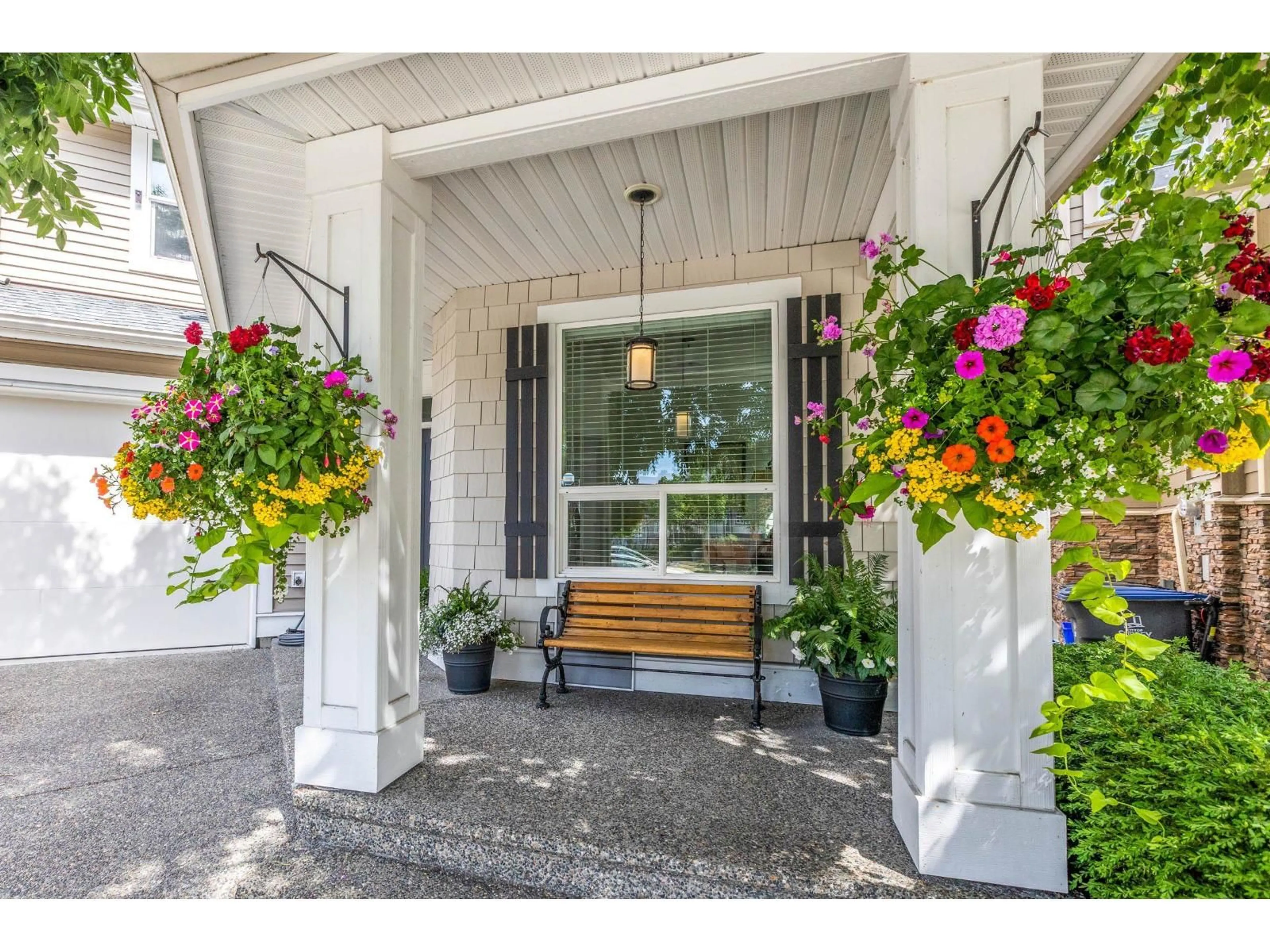 Indoor entryway for 17851 71 AVENUE, Surrey British Columbia V3S7C7