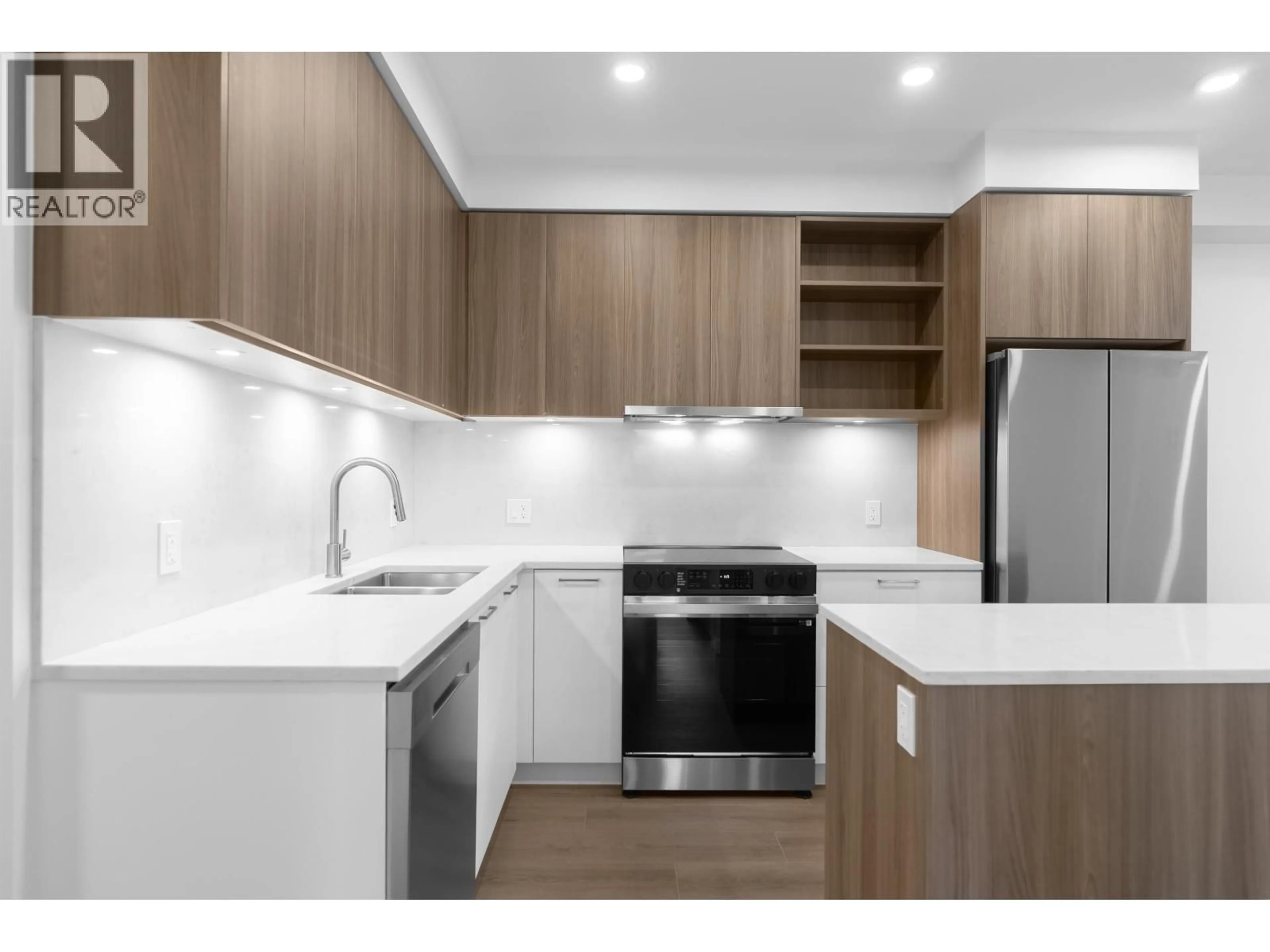 Standard kitchen, unknown for 118 - 82 FIRST STREET, New Westminster British Columbia V3L2G1