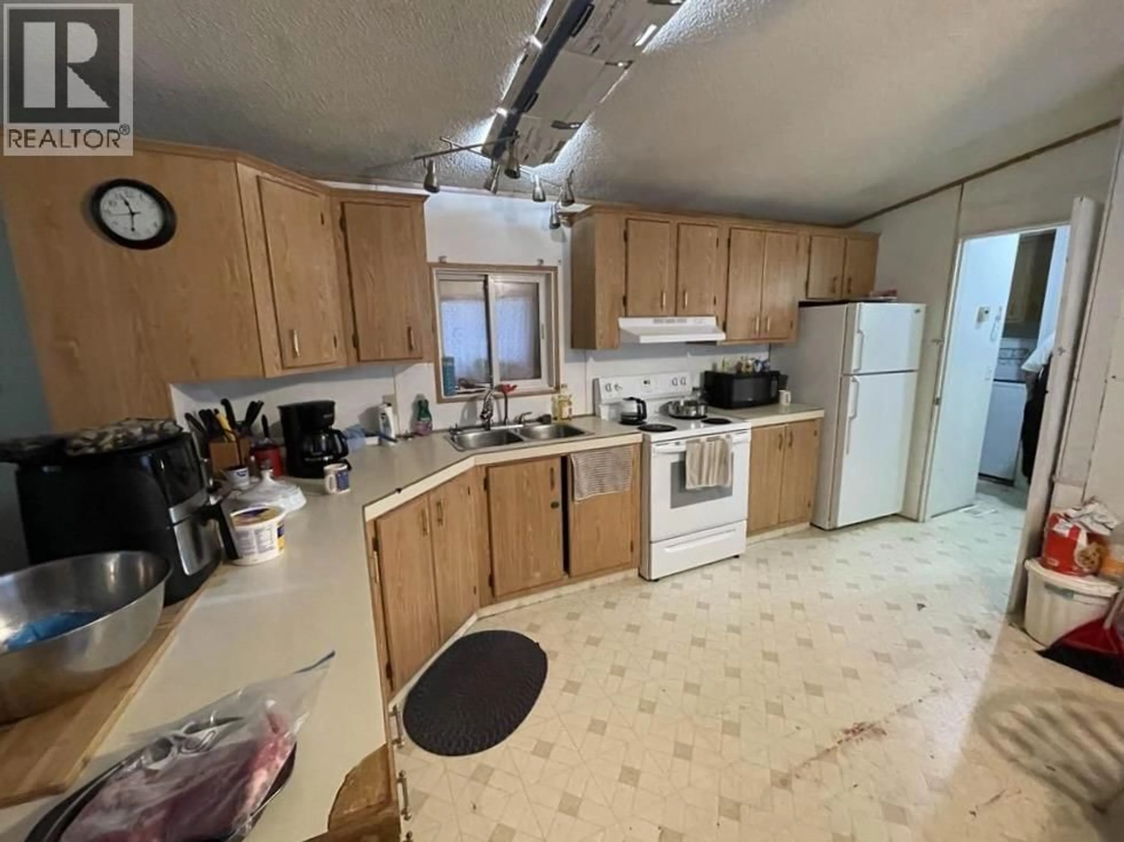 Standard kitchen, unknown for 3871 16 HIGHWAY, Terrace British Columbia V8G4L3