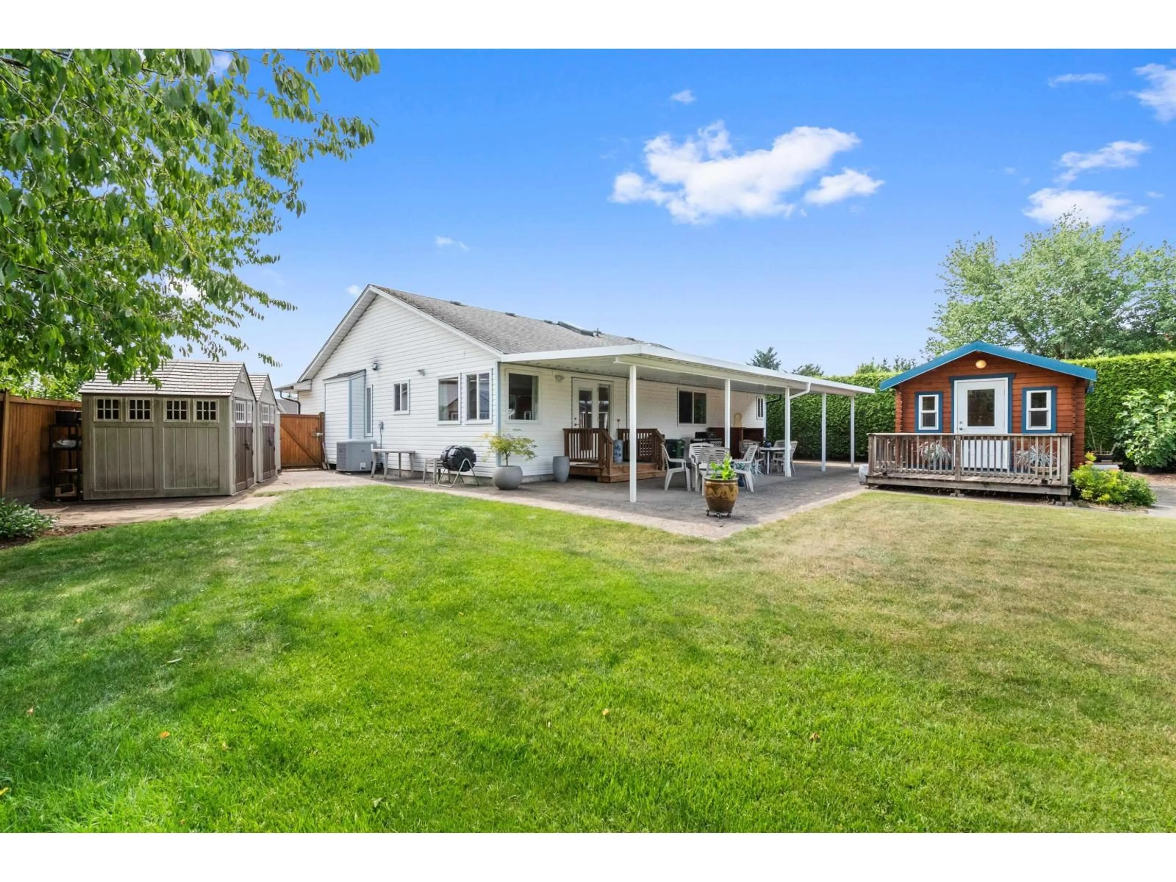 A pic from outside/outdoor area/front of a property/back of a property/a pic from drone, unknown for 45017 STRATFORD PLACE, Chilliwack British Columbia V2R2Z2
