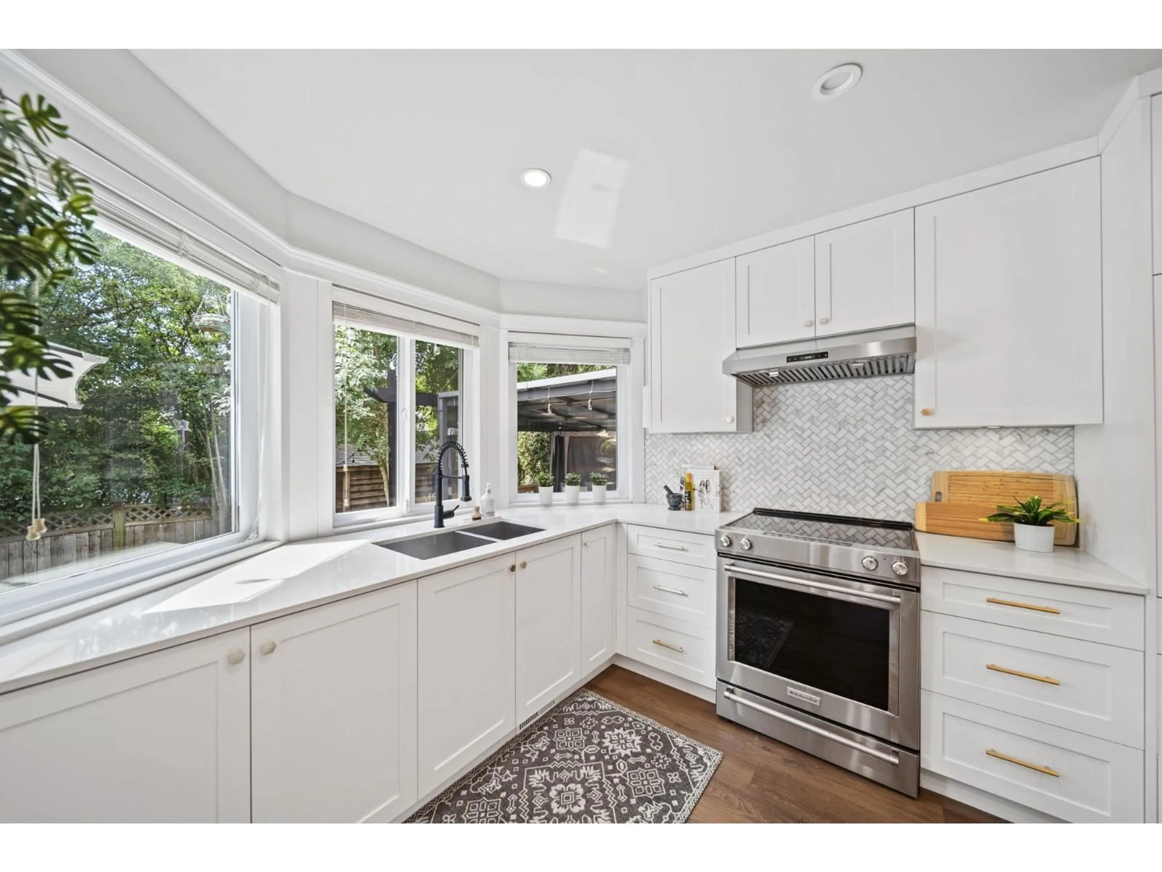 Open concept kitchen, ceramic/tile floor for 10942 63A AVENUE, Delta British Columbia V4E3B6