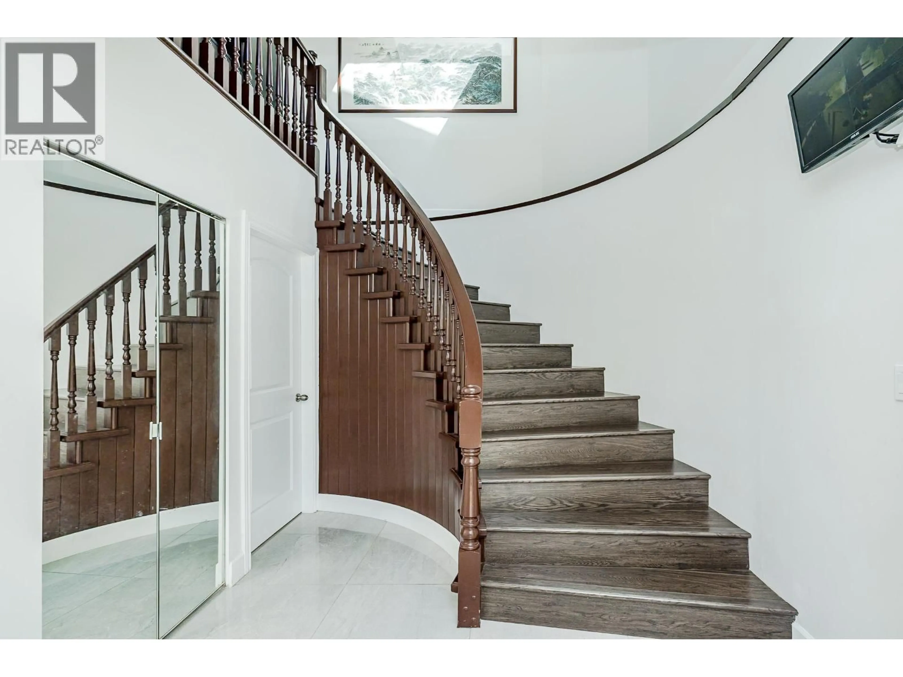 Stairs for 6074 SHERBROOKE STREET, Vancouver British Columbia V5W3N2