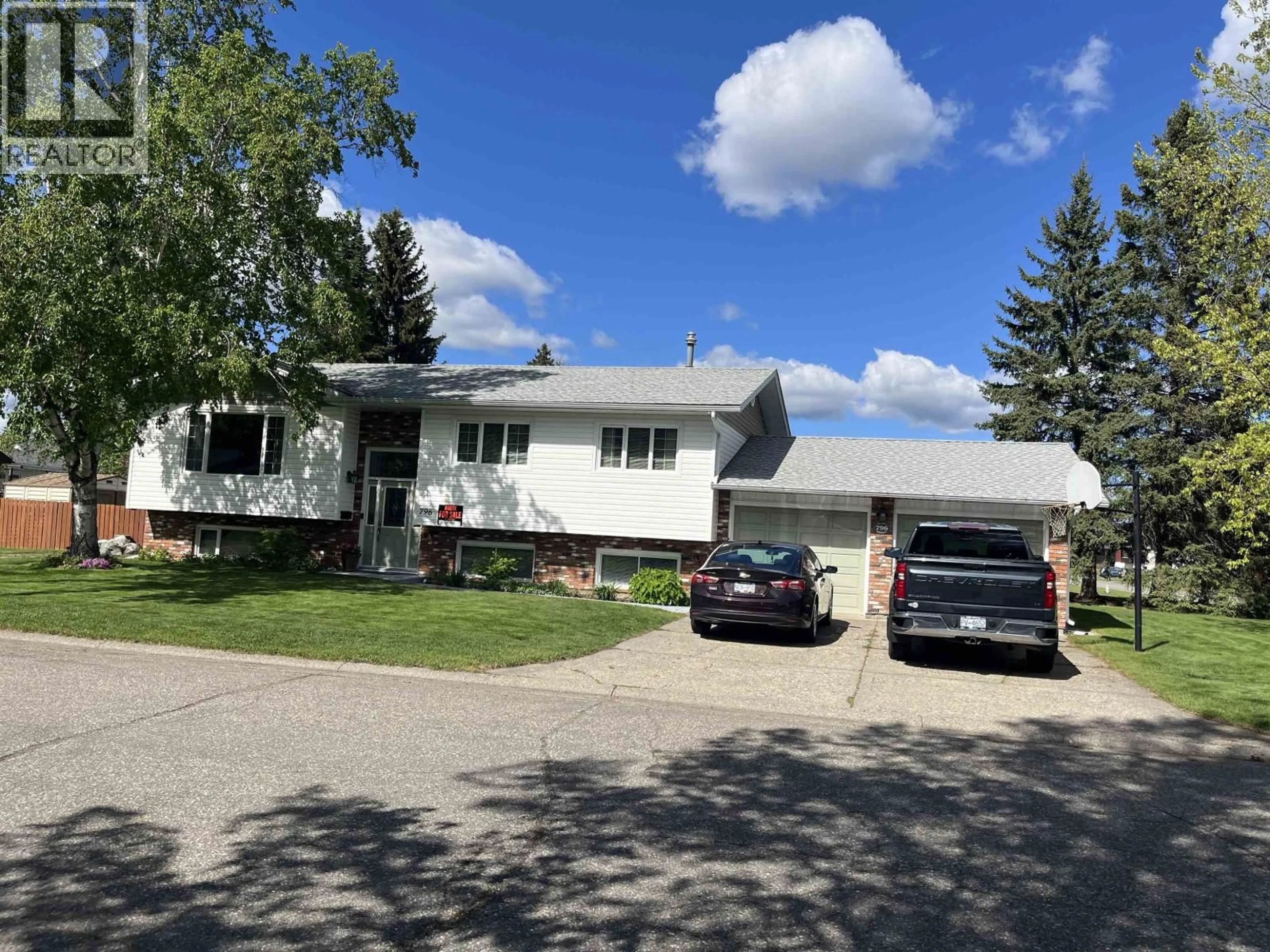Home with vinyl exterior material, street for 796 SELWYN CRESCENT, Prince George British Columbia V2M5H8