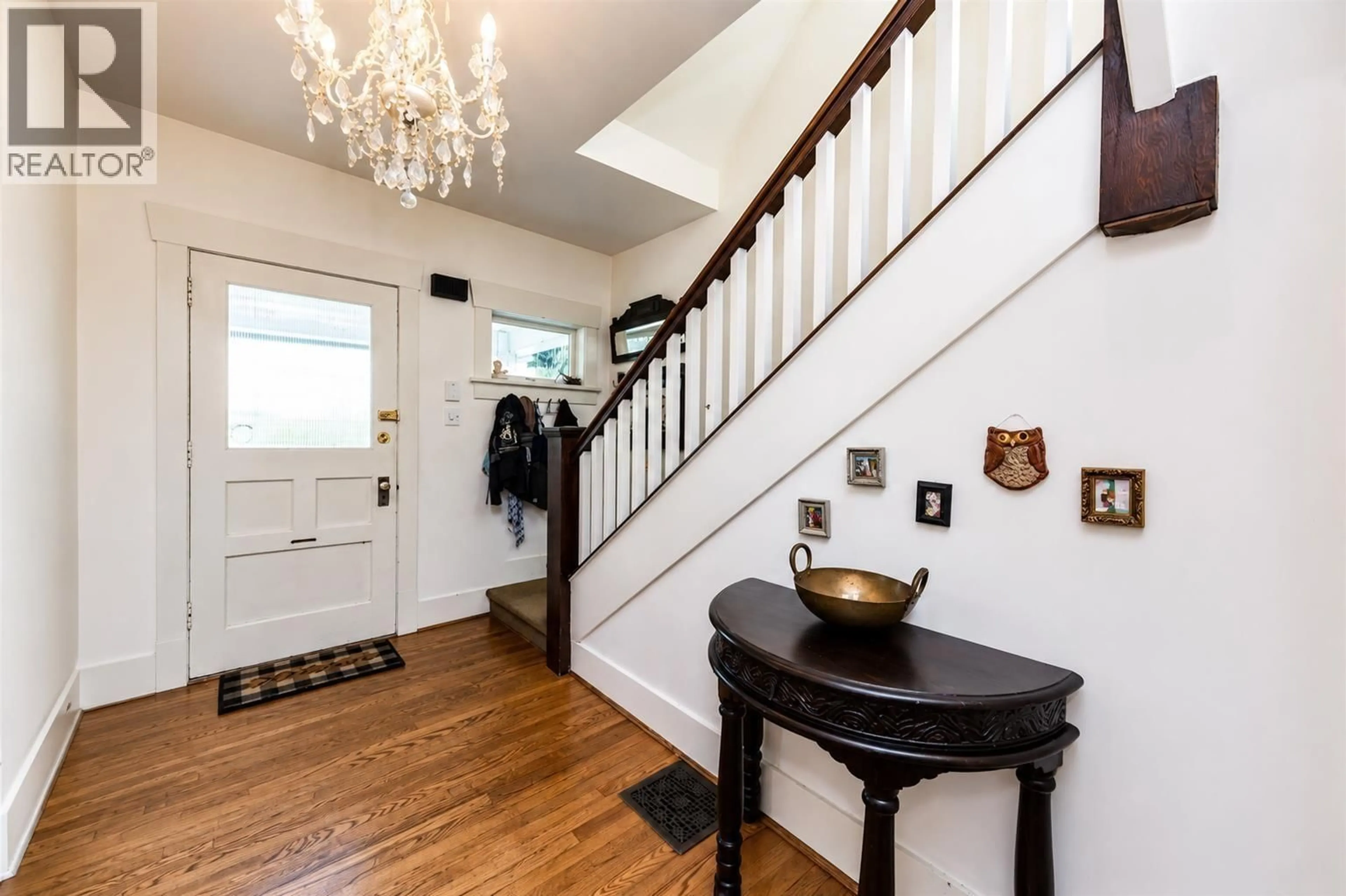 Indoor entryway for 364 14TH STREET, North Vancouver British Columbia V7L2N6