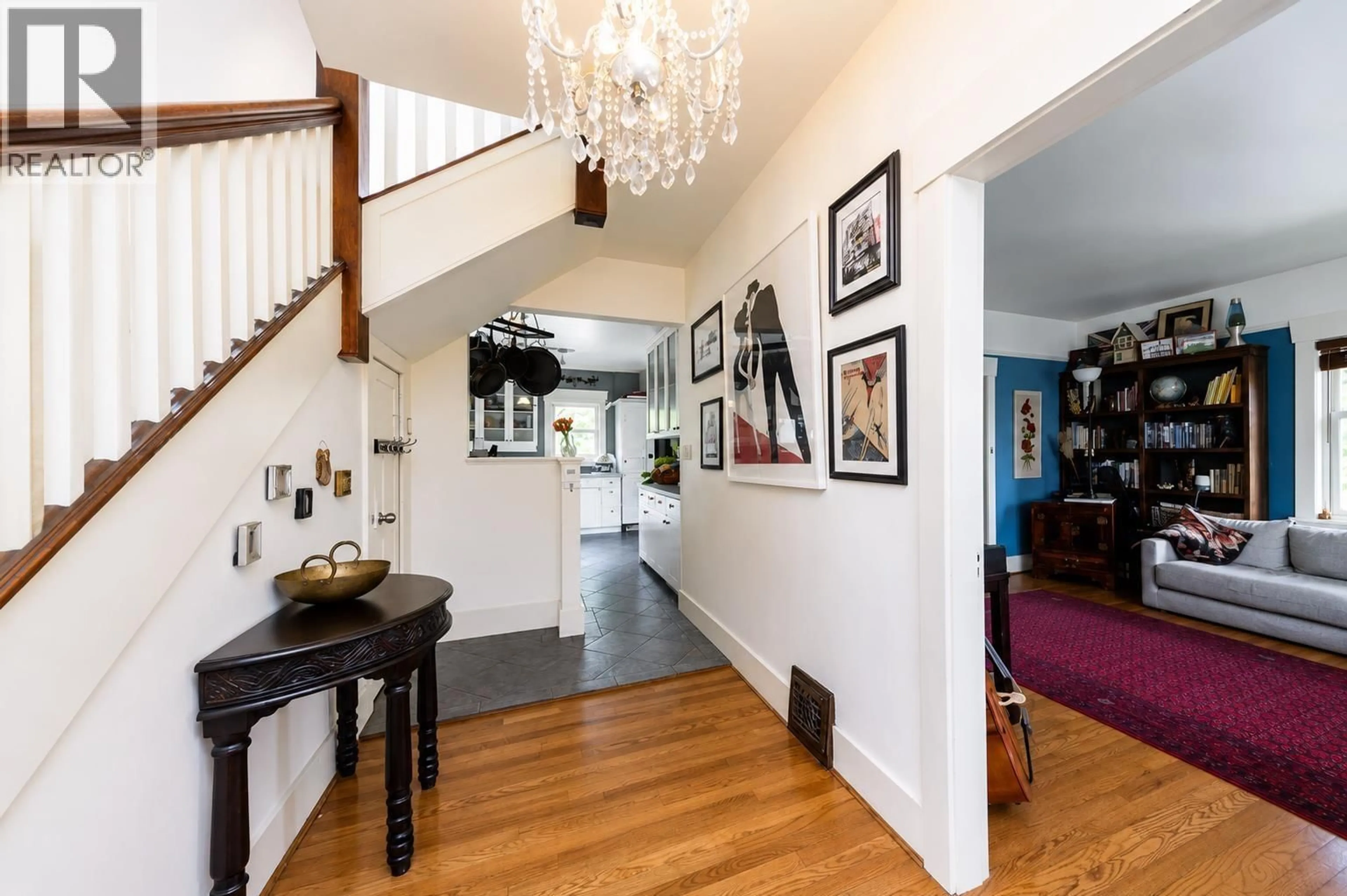 Indoor foyer for 364 14TH STREET, North Vancouver British Columbia V7L2N6