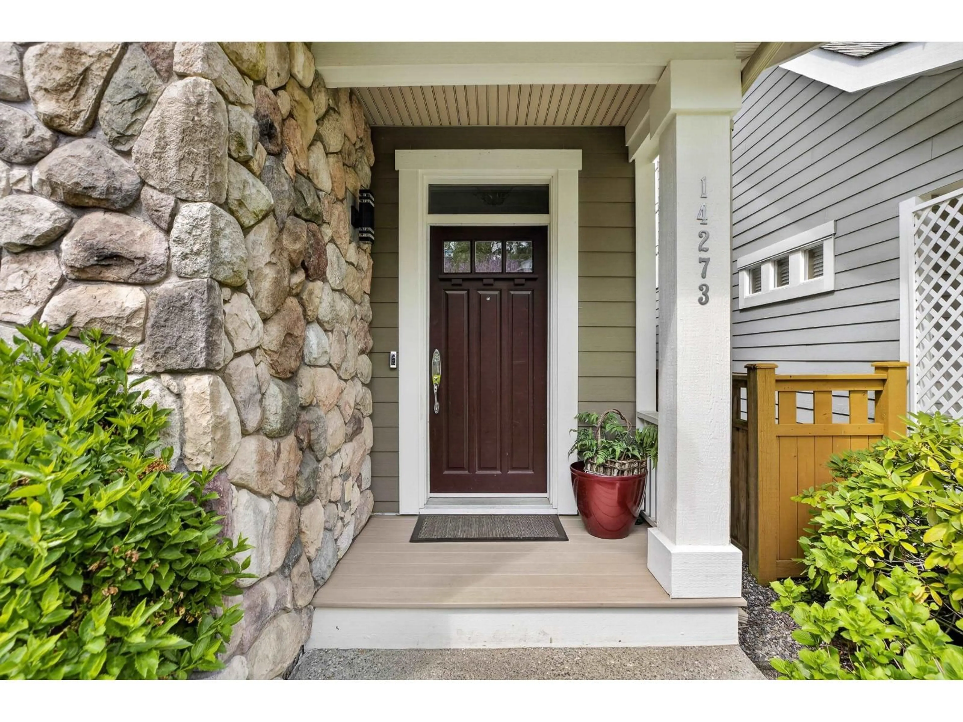 Indoor entryway for 14273 36A AVENUE, Surrey British Columbia V4P0C2