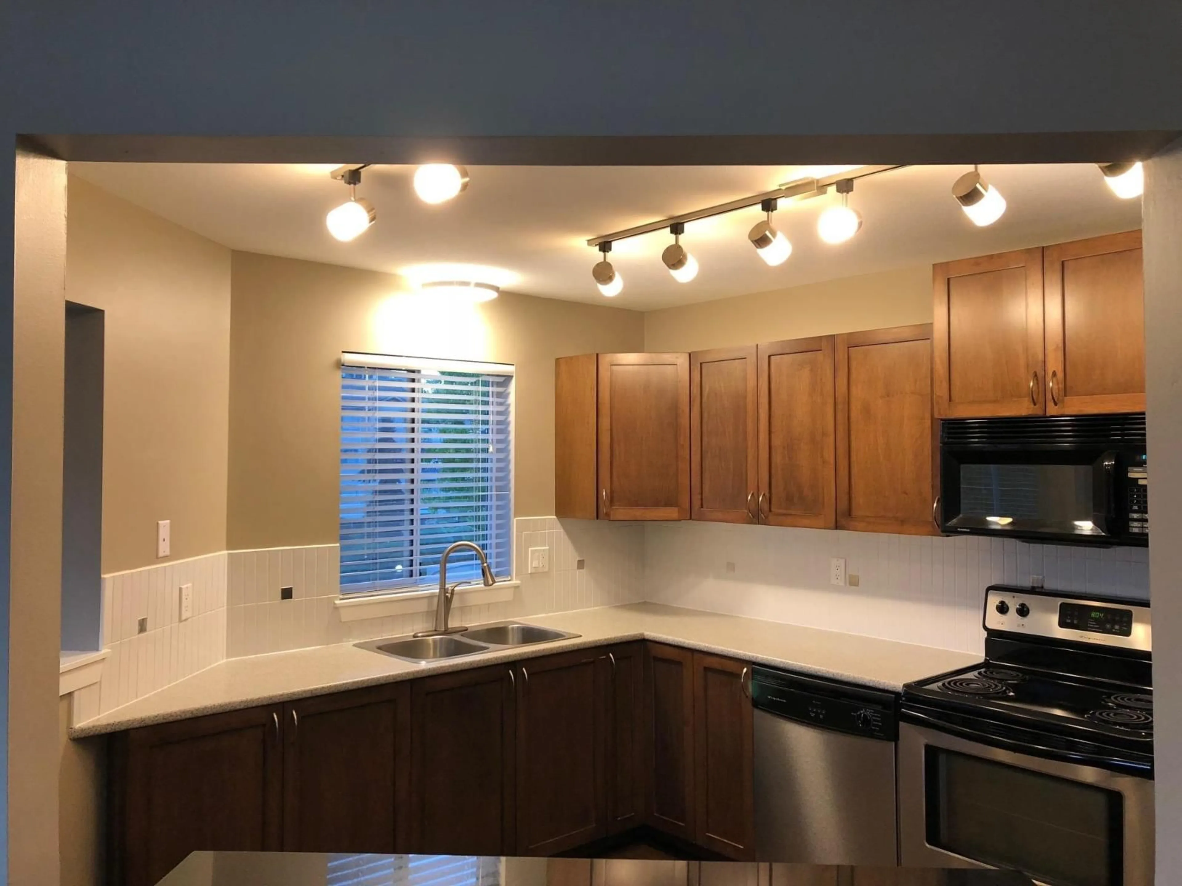 Standard kitchen, unknown for 204 - 32725 GEORGE FERGUSON WAY, Abbotsford British Columbia V2T5M5