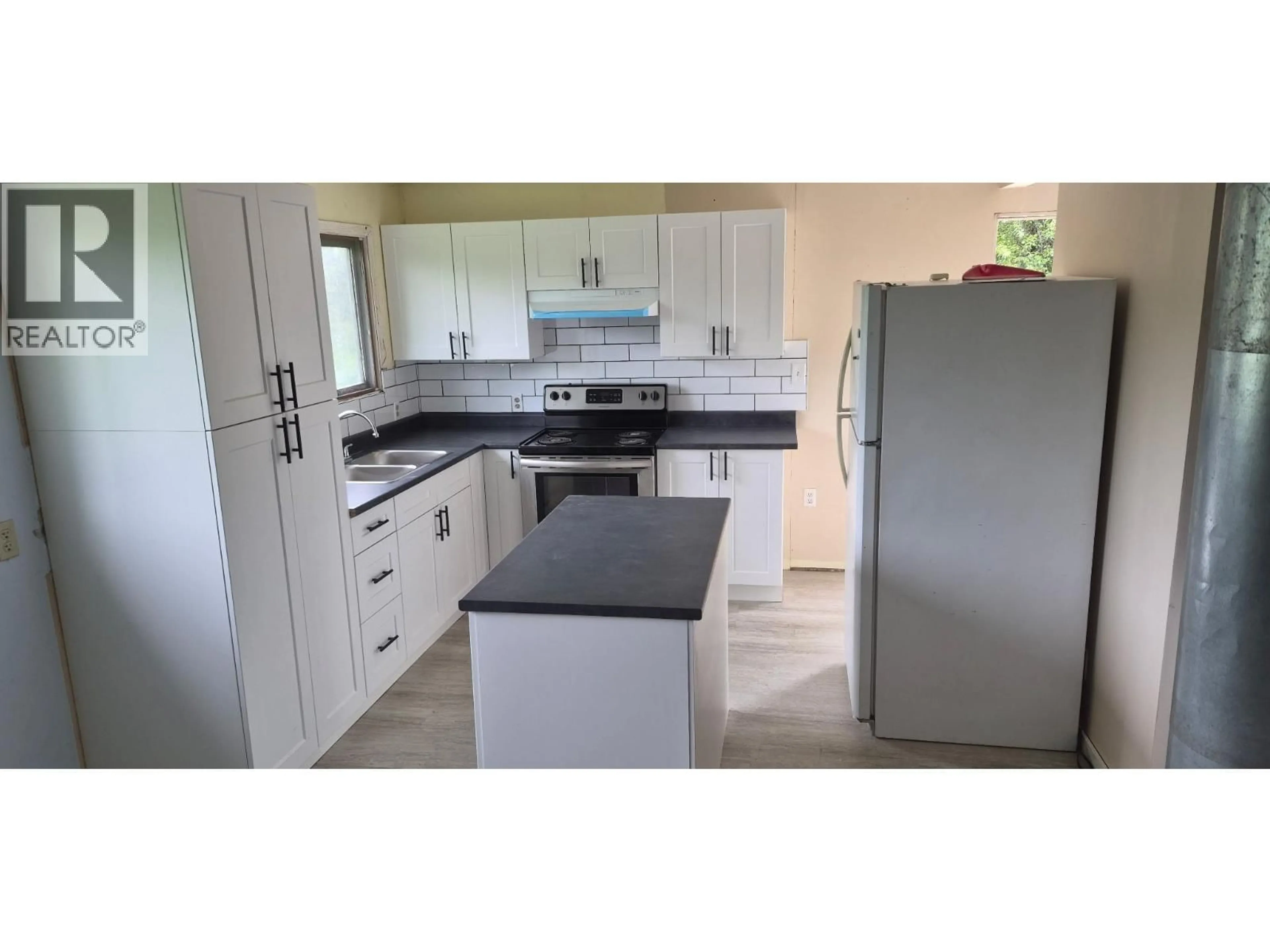 Standard kitchen, ceramic/tile floor for 43378 97 HIGHWAY, Quesnel British Columbia V2J6X5