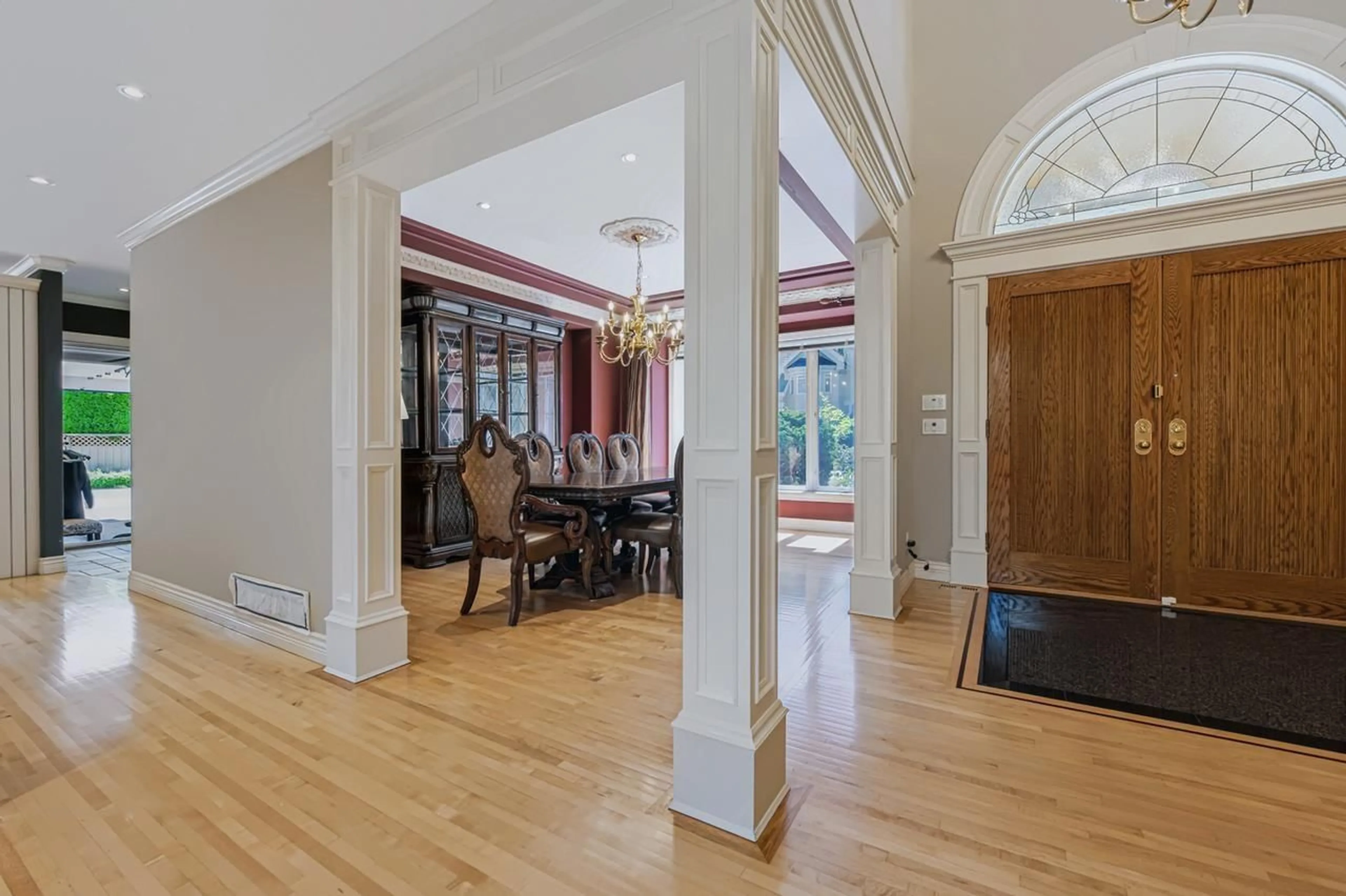 Indoor foyer for 2248 136 STREET, Surrey British Columbia V4A9V2