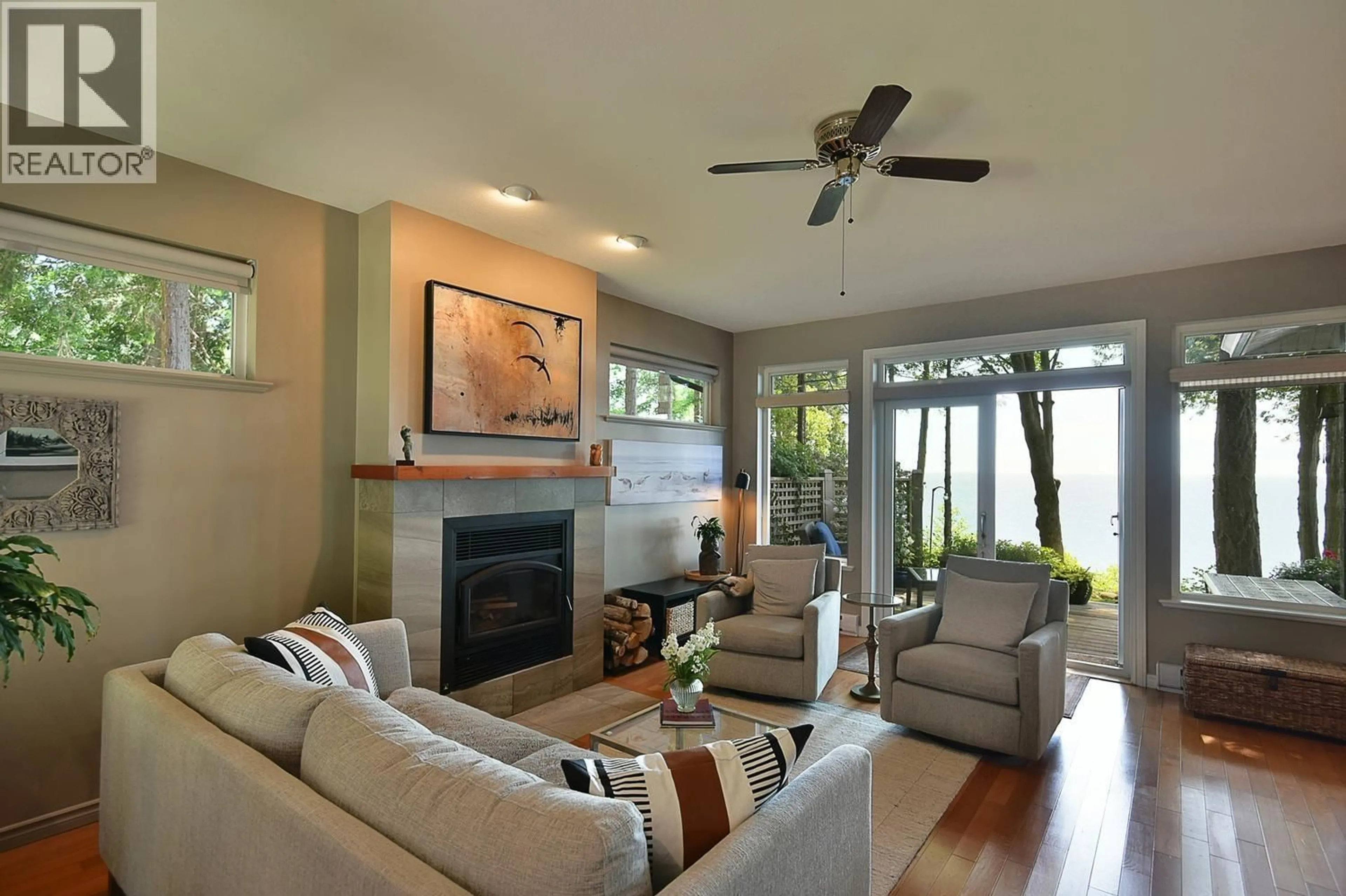 Living room with furniture, wood/laminate floor for 7647 EUREKA PLACE, Halfmoon Bay British Columbia V7Z1A1