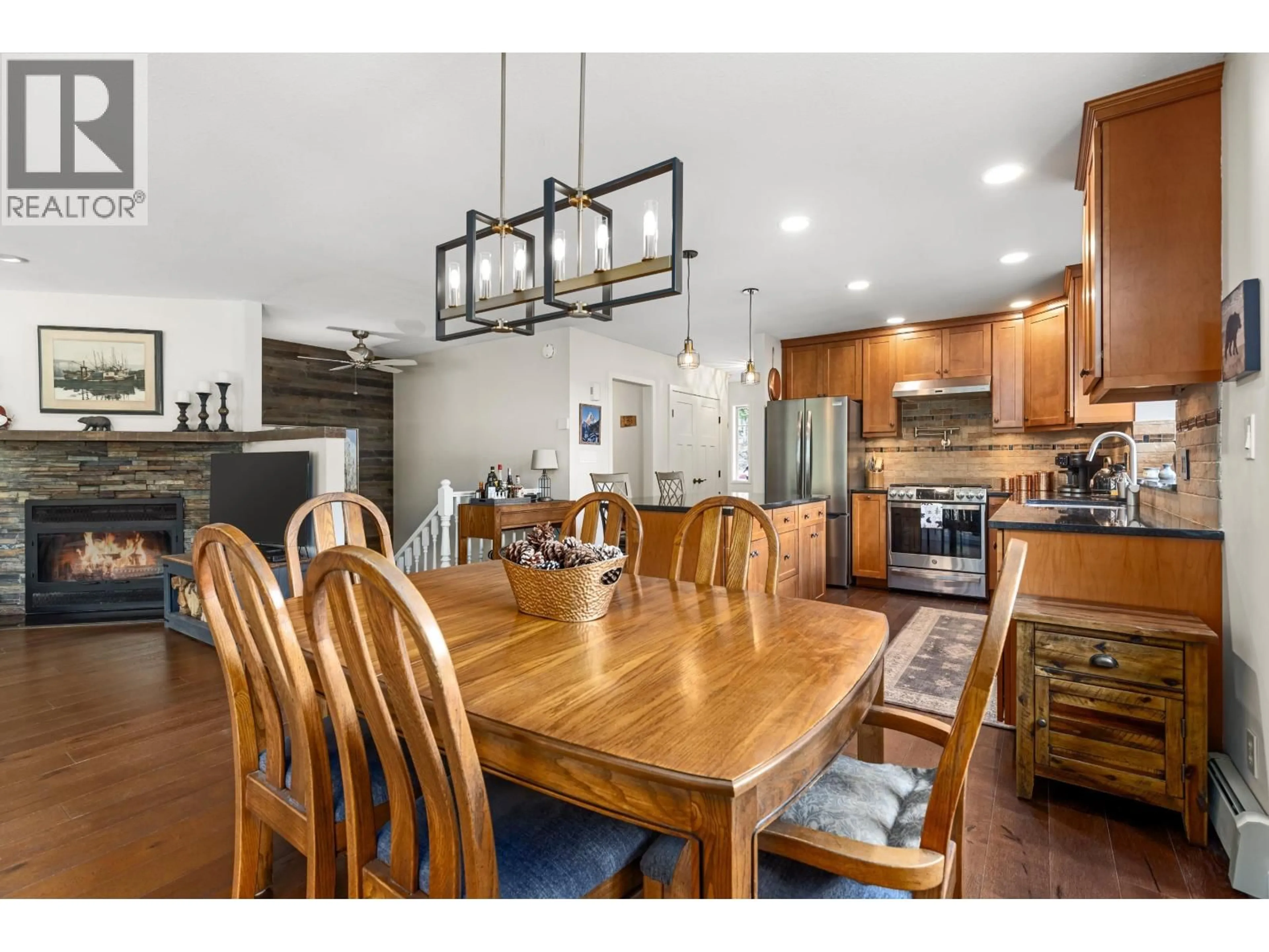 Open concept kitchen, wood/laminate floor for 6266 EAGLE DRIVE, Whistler British Columbia V8E0C7