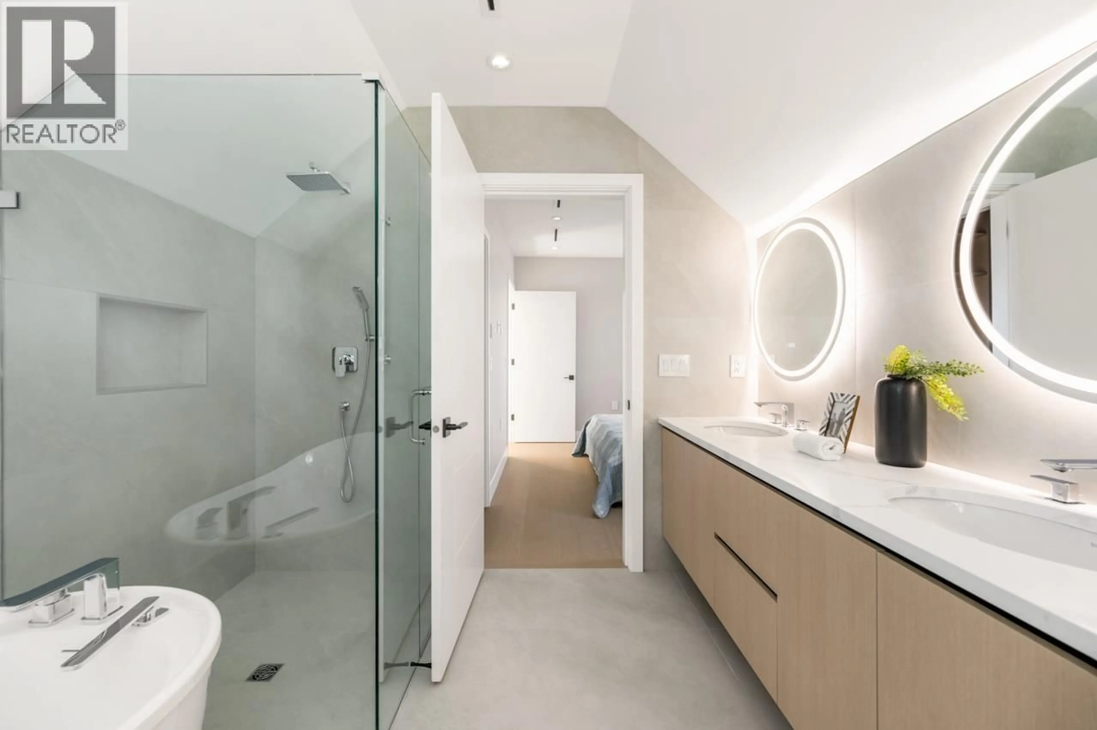 Contemporary bathroom, ceramic/tile floor for 1 - 3771 KING EDWARD AVENUE, Vancouver British Columbia V6S1M8