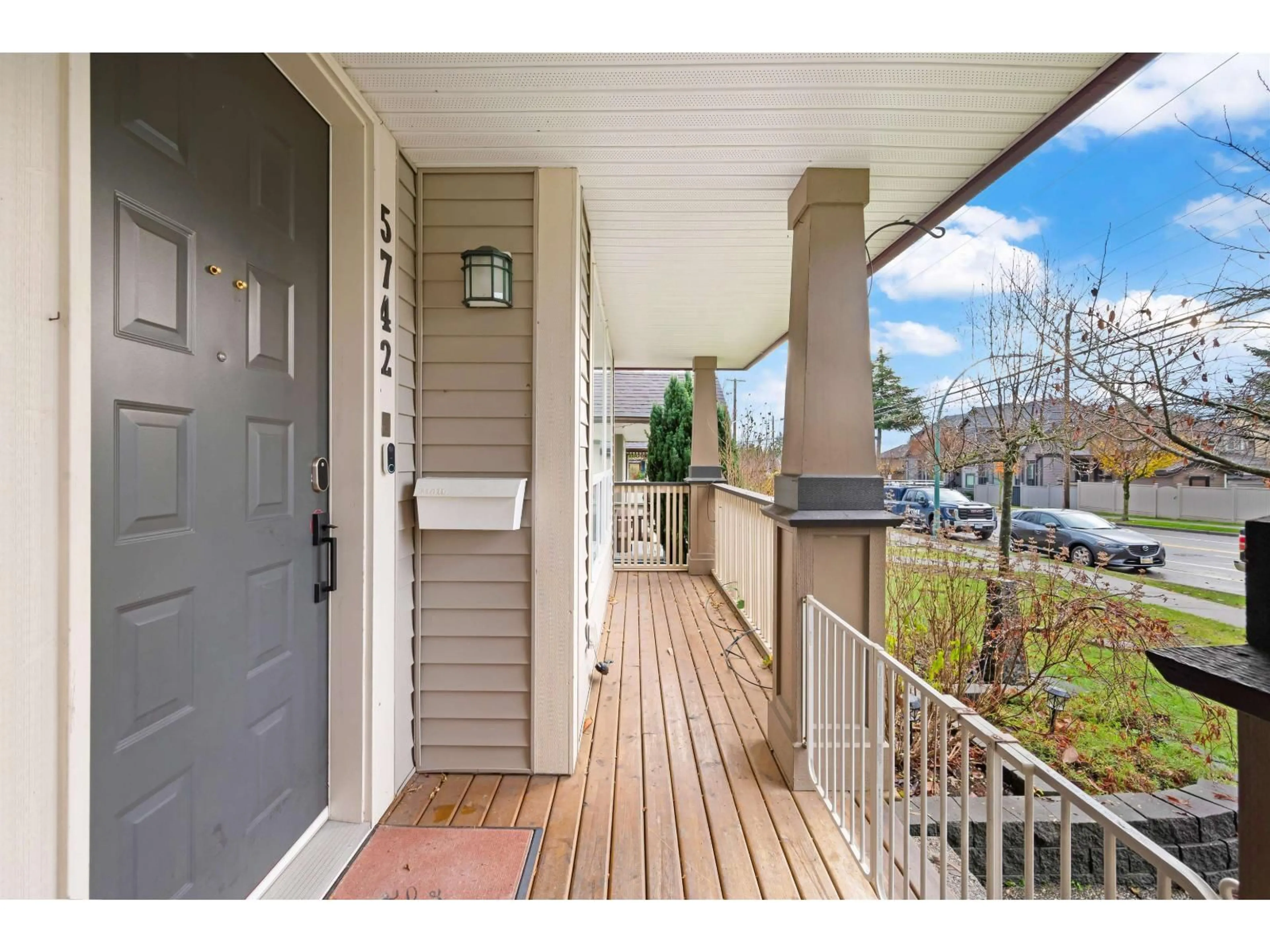 Indoor entryway for 5742 148 STREET, Surrey British Columbia V3S3B6