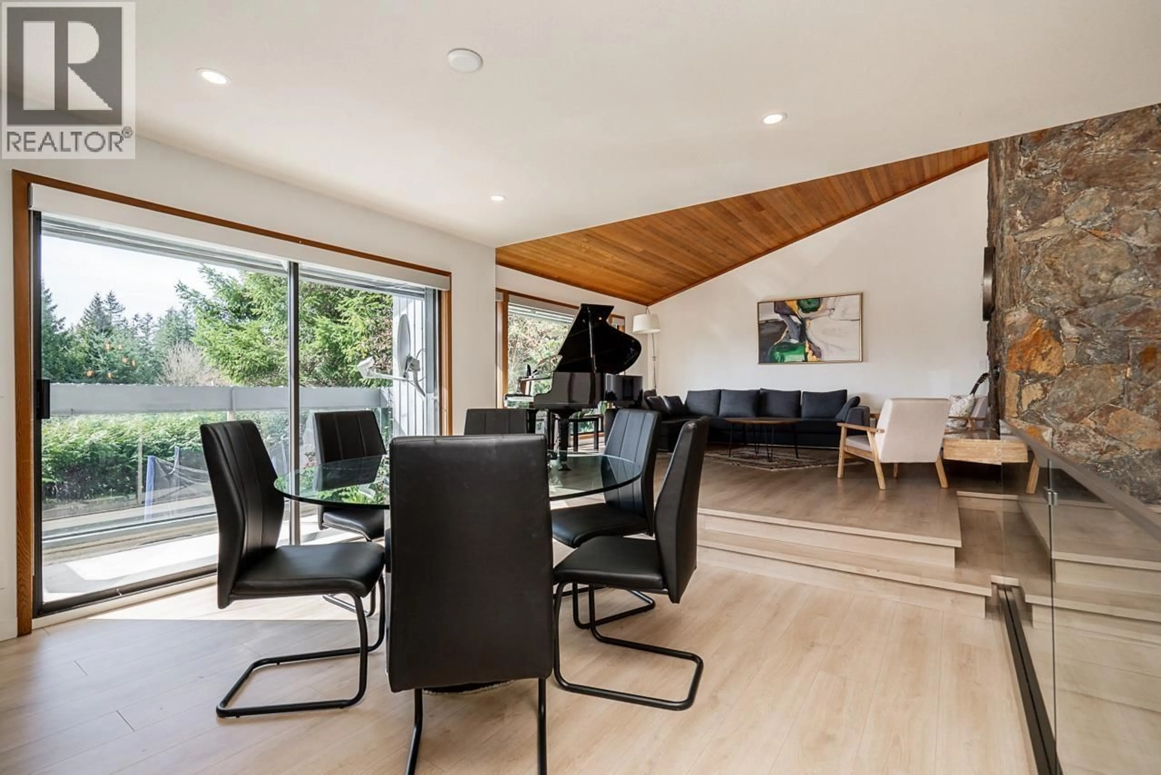 Dining room, wood/laminate floor for 4643 PORT VIEW PLACE, West Vancouver British Columbia V7S3A4