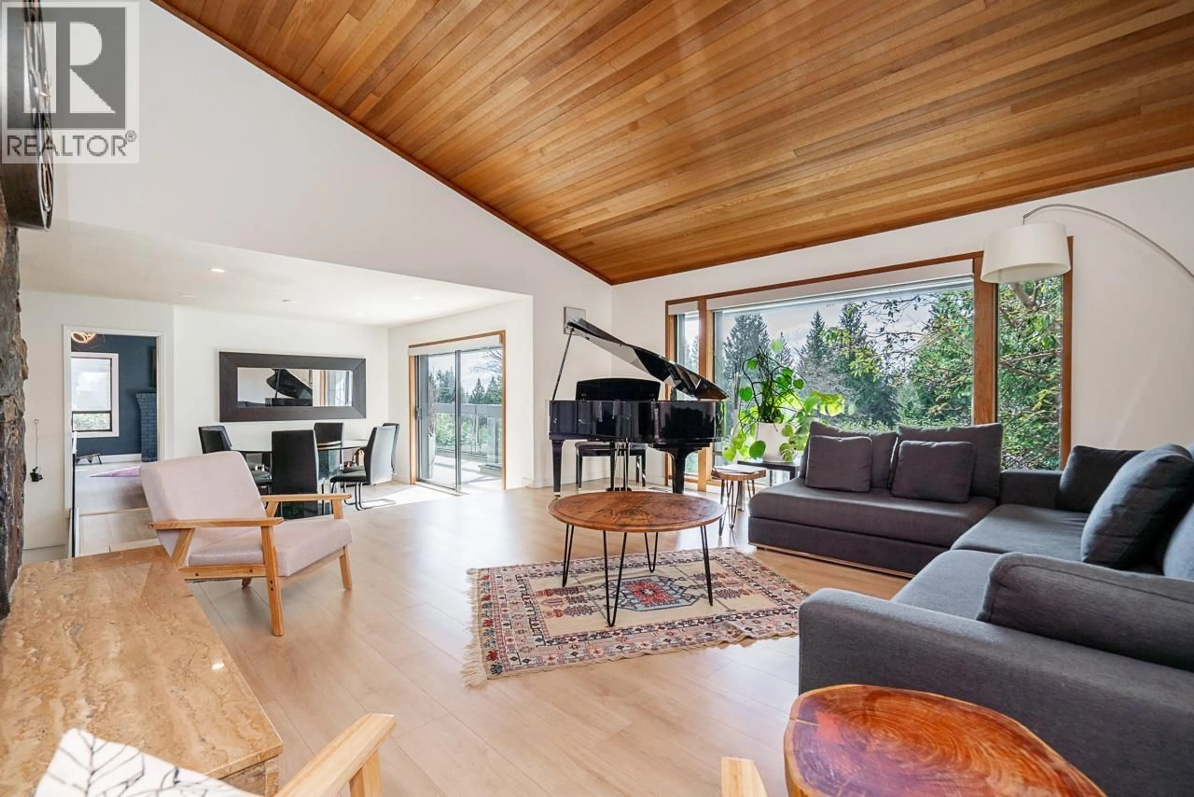 Living room with furniture, wood/laminate floor for 4643 PORT VIEW PLACE, West Vancouver British Columbia V7S3A4