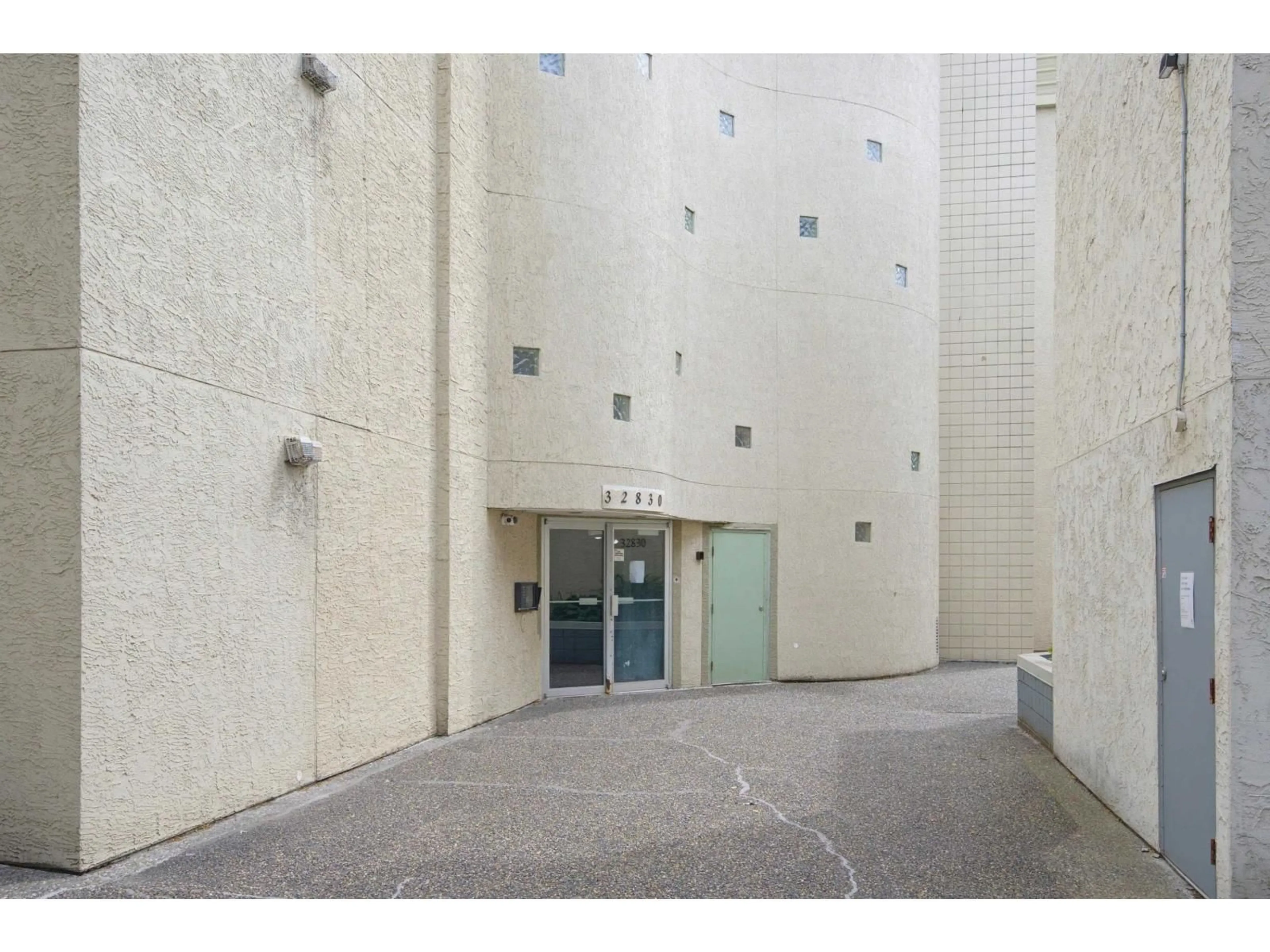 Indoor foyer for 438 - 32830 GEORGE FERGUSON WAY, Abbotsford British Columbia V2S7K1