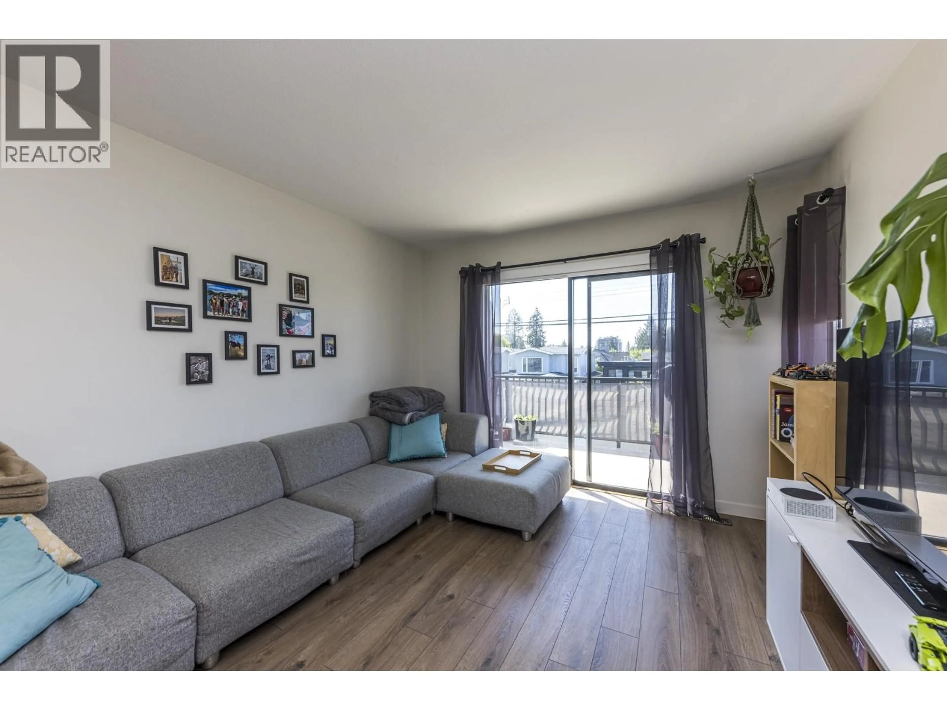 Living room with furniture, wood/laminate floor for 239 20TH STREET, North Vancouver British Columbia V7L3A6