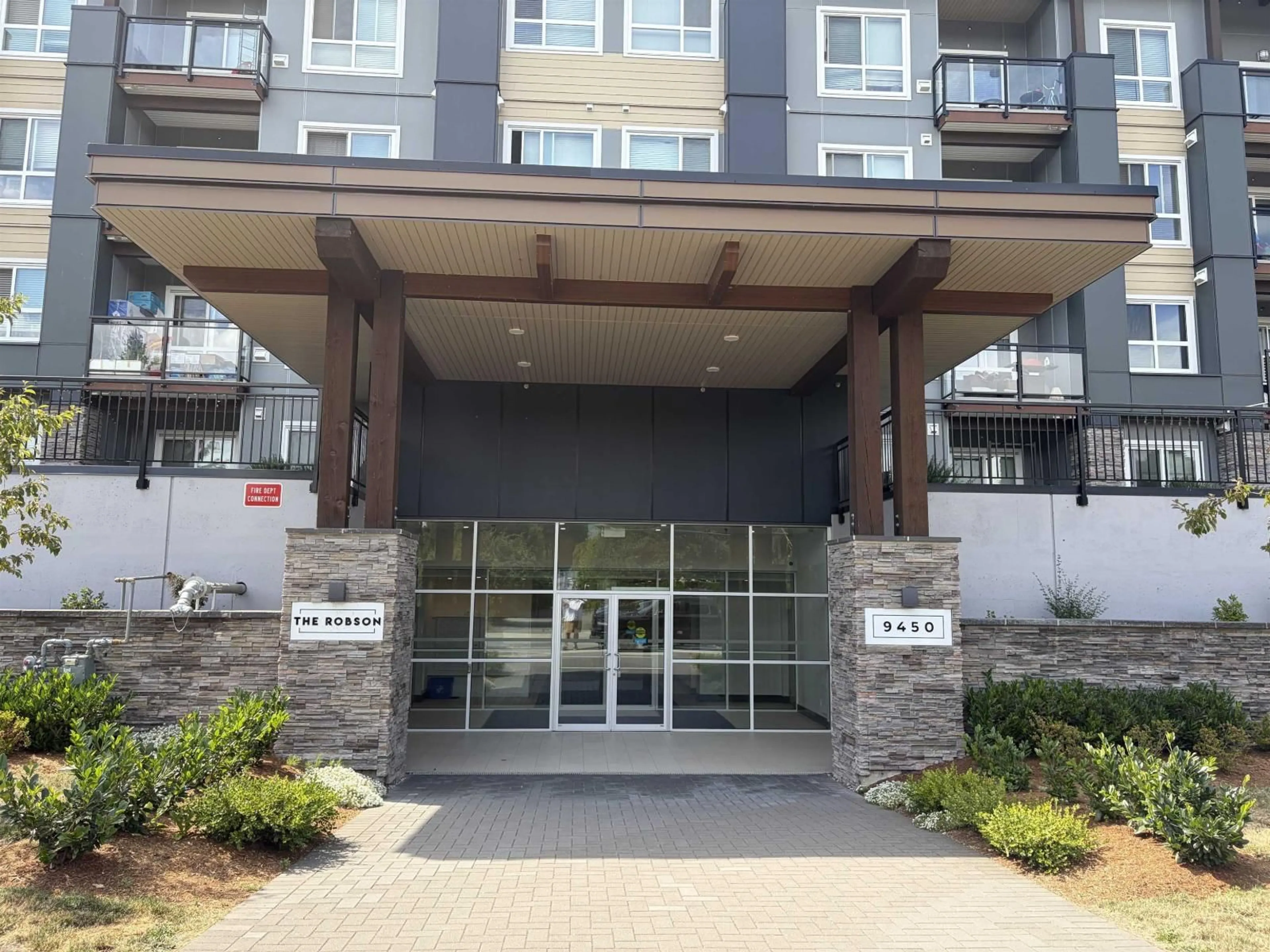 Indoor foyer for 113 - 9450 ROBSON STREET, Chilliwack British Columbia V2P0L7