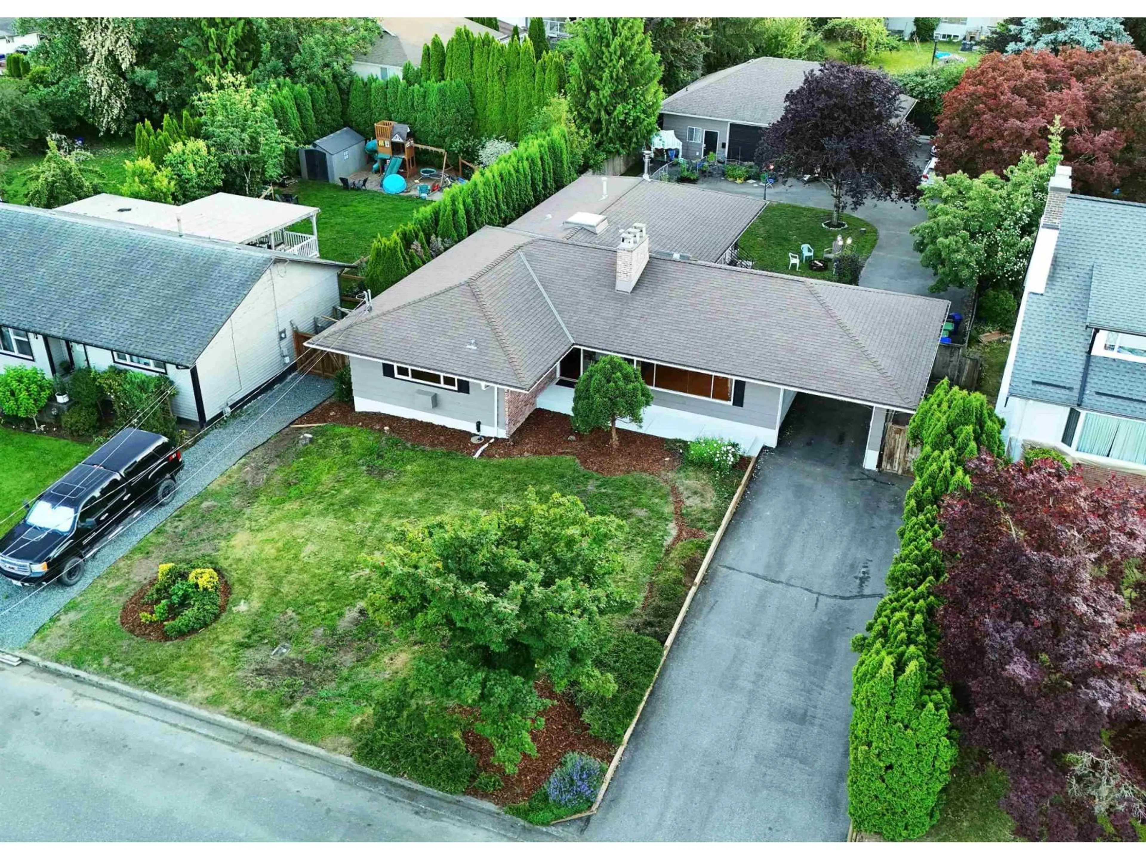 A pic from outside/outdoor area/front of a property/back of a property/a pic from drone, street for 9725 JUNIPER STREET, Chilliwack British Columbia V2P5J2