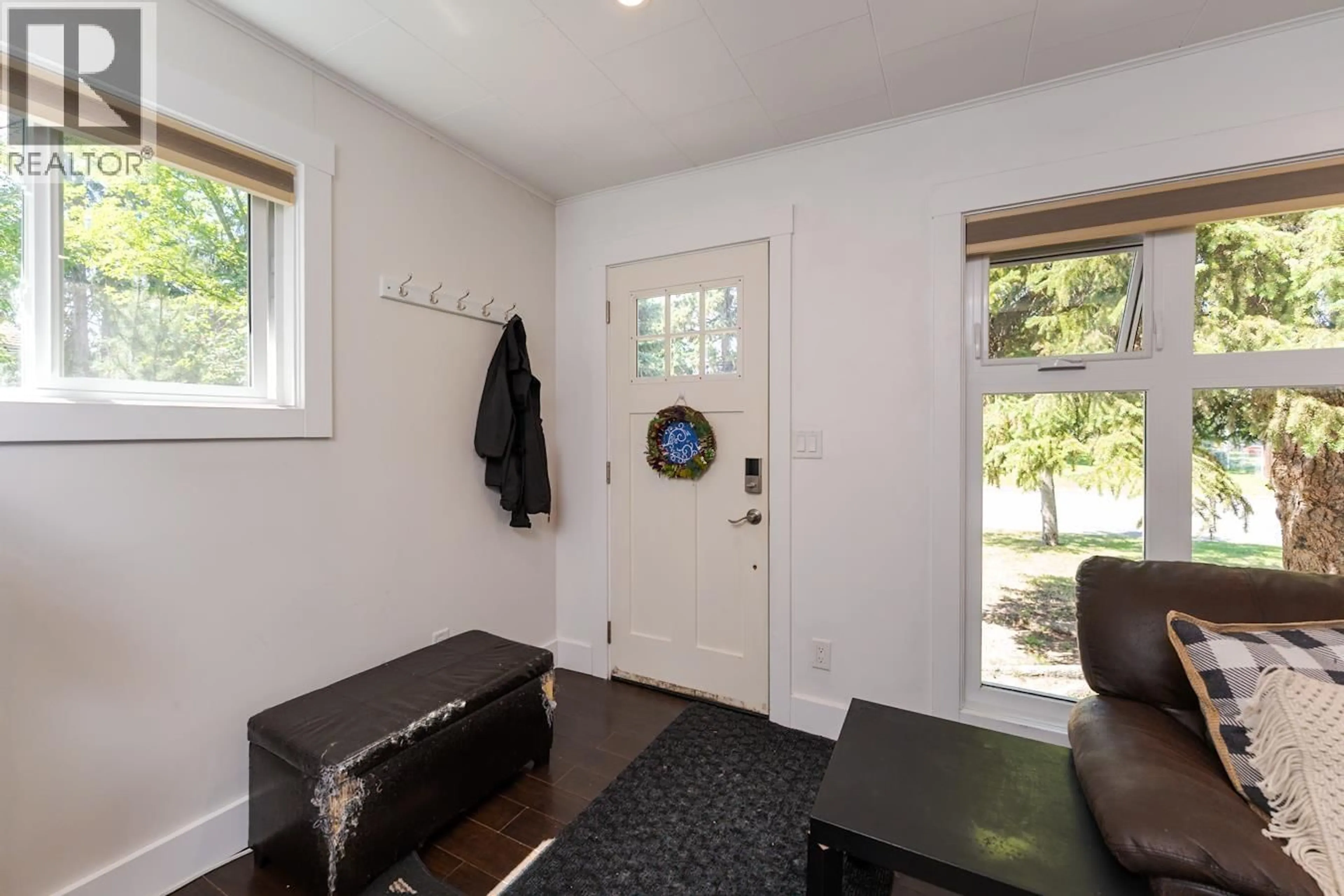 Indoor entryway for 1720 JUNIPER STREET, Prince George British Columbia V2L1N7