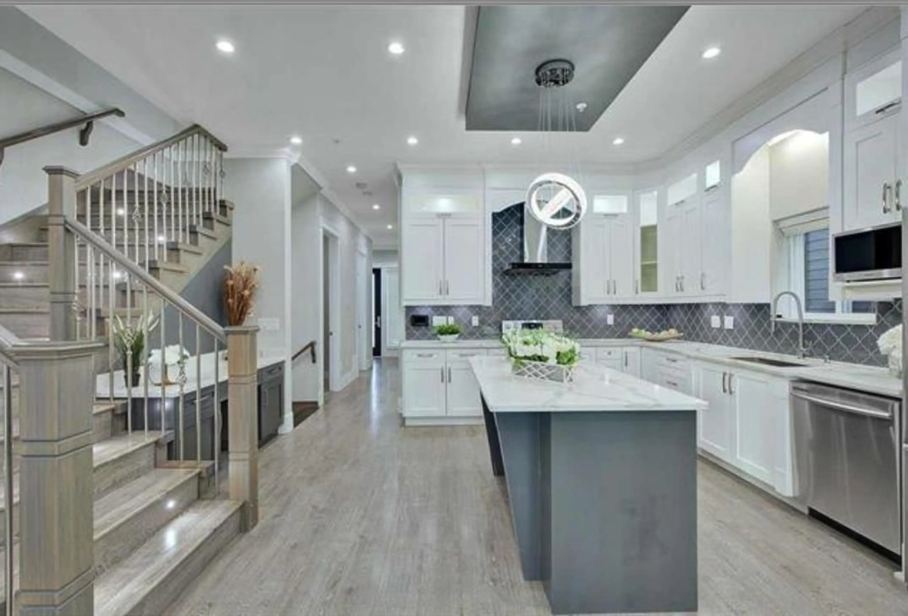 Contemporary kitchen, ceramic/tile floor for 15456 RUSSELL AVENUE, White Rock British Columbia V4B2R3