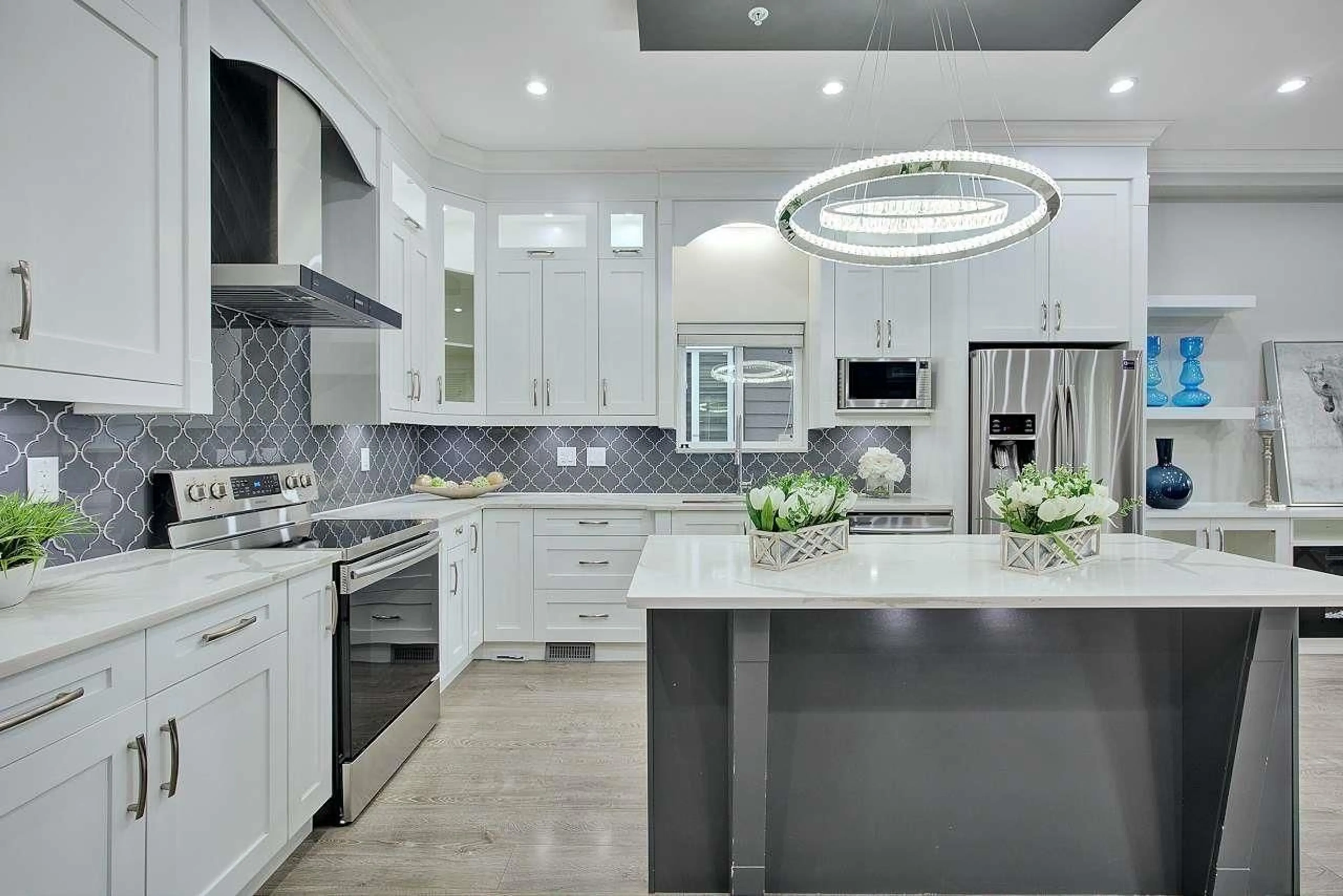 Contemporary kitchen, ceramic/tile floor for 15456 RUSSELL AVENUE, White Rock British Columbia V4B2R3