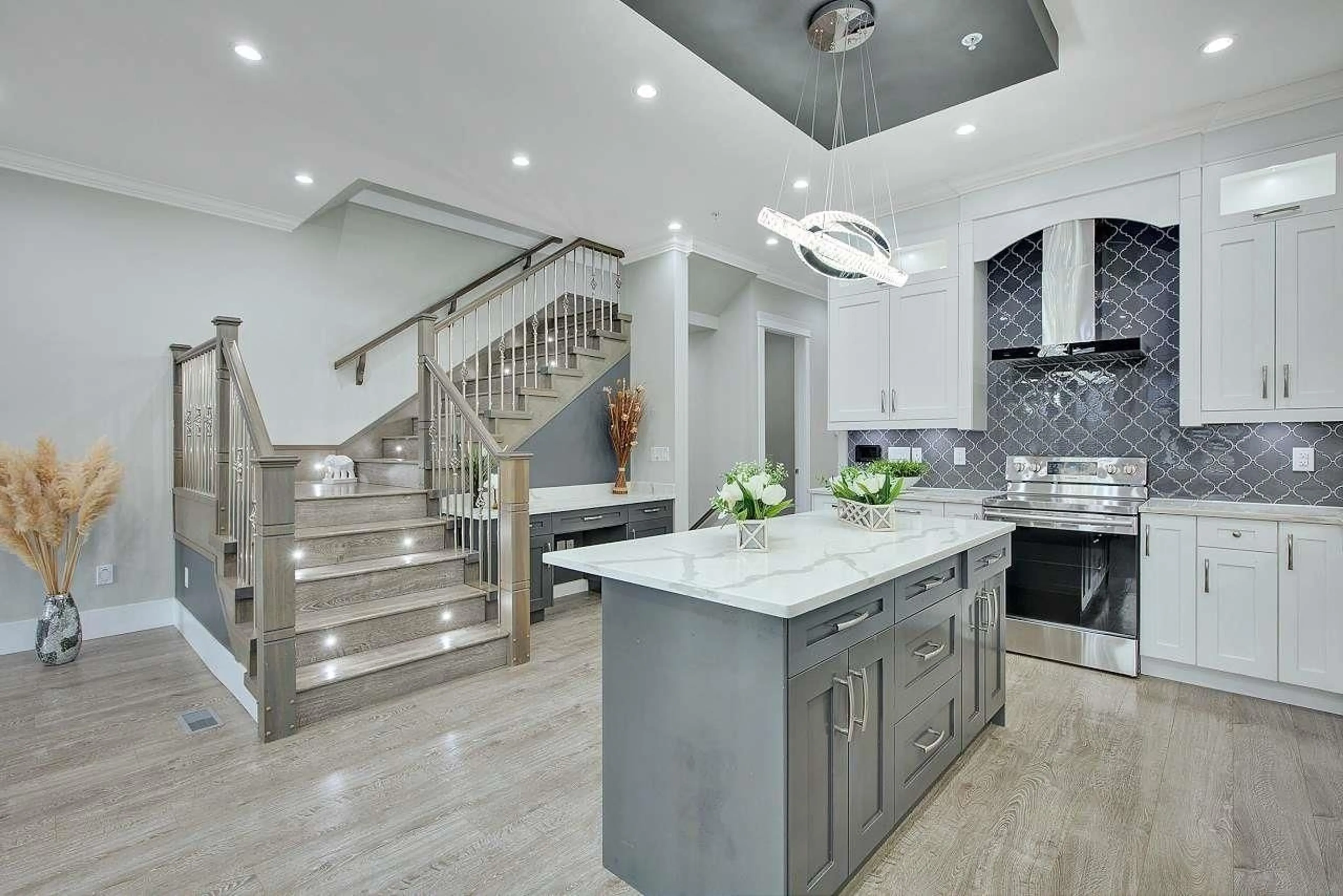 Contemporary kitchen, unknown for 15456 RUSSELL AVENUE, White Rock British Columbia V4B2R3