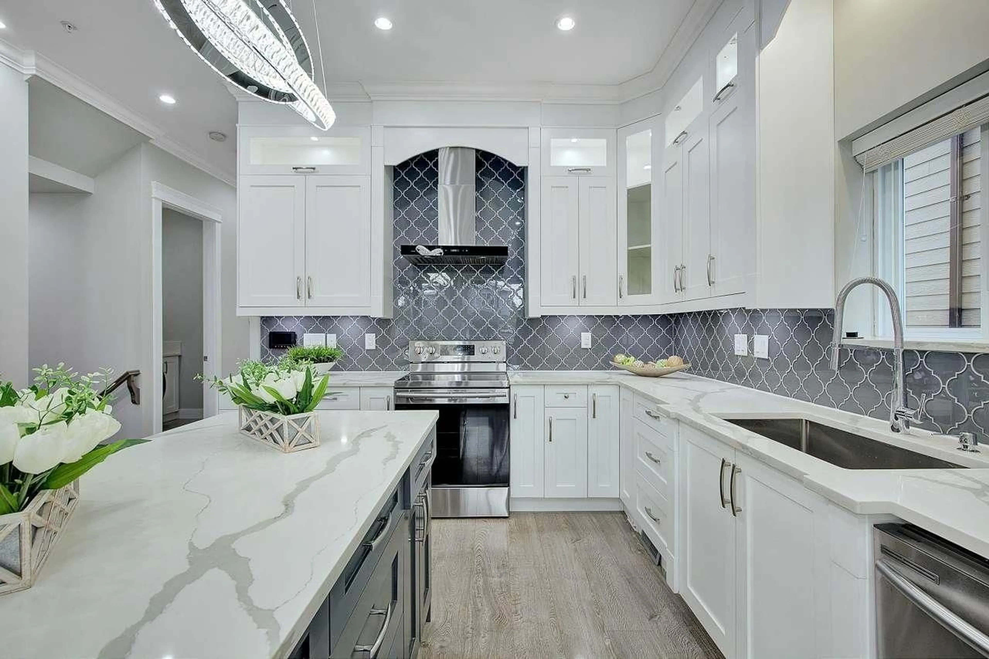 Contemporary kitchen, ceramic/tile floor for 15456 RUSSELL AVENUE, White Rock British Columbia V4B2R3