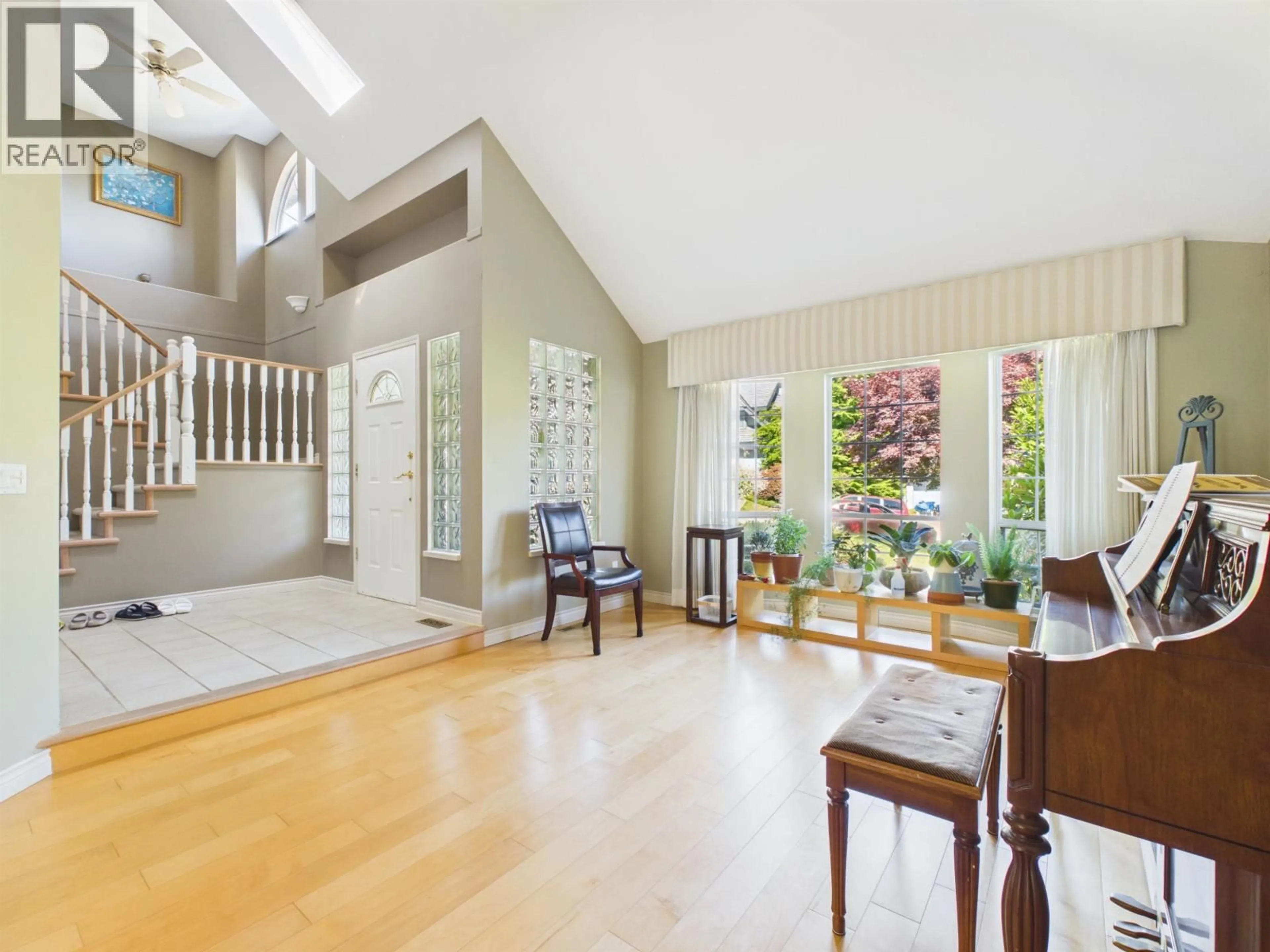 Indoor entryway for 35 WILDWOOD DRIVE, Port Moody British Columbia V3H4M5
