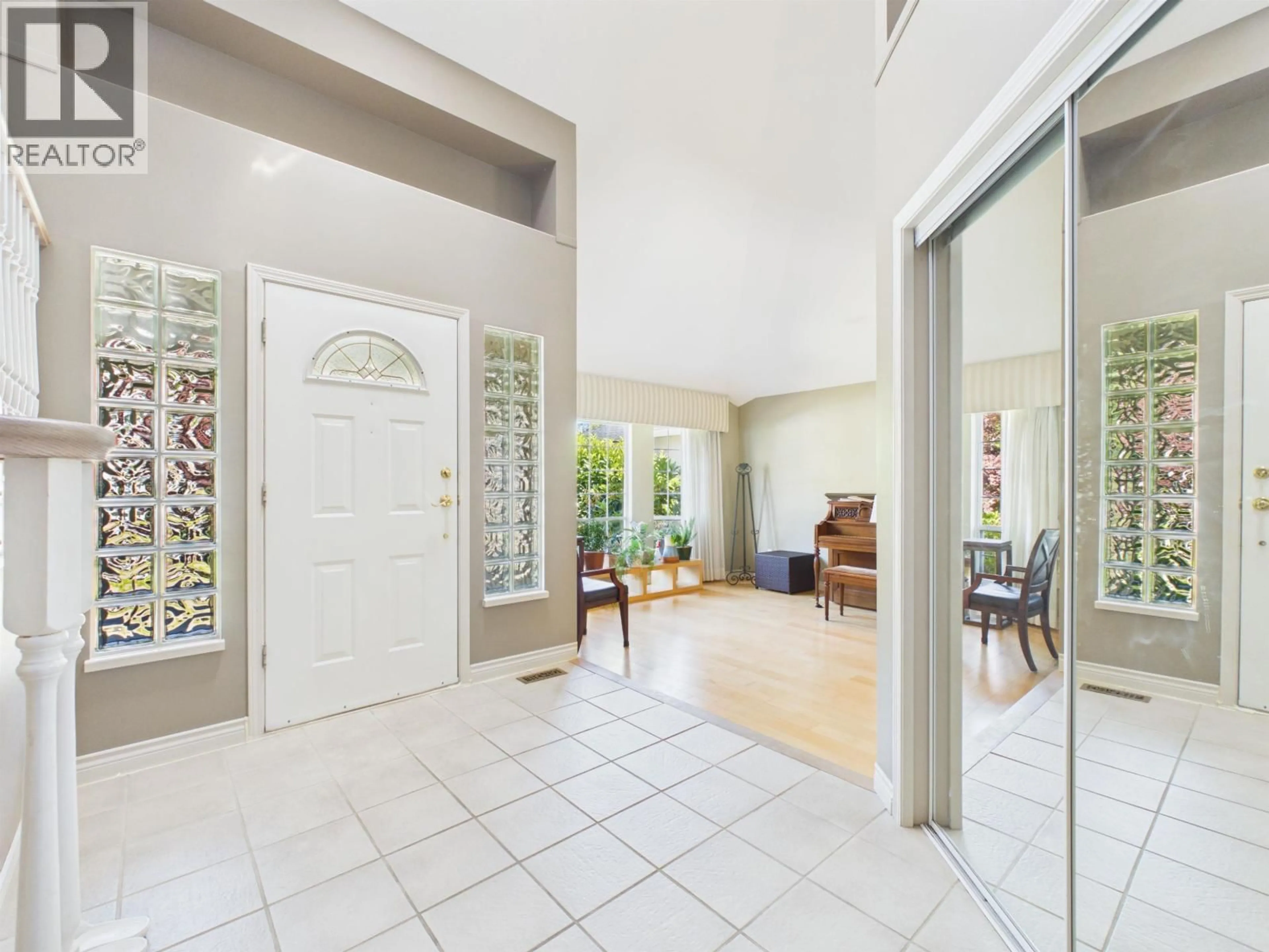 Indoor foyer for 35 WILDWOOD DRIVE, Port Moody British Columbia V3H4M5