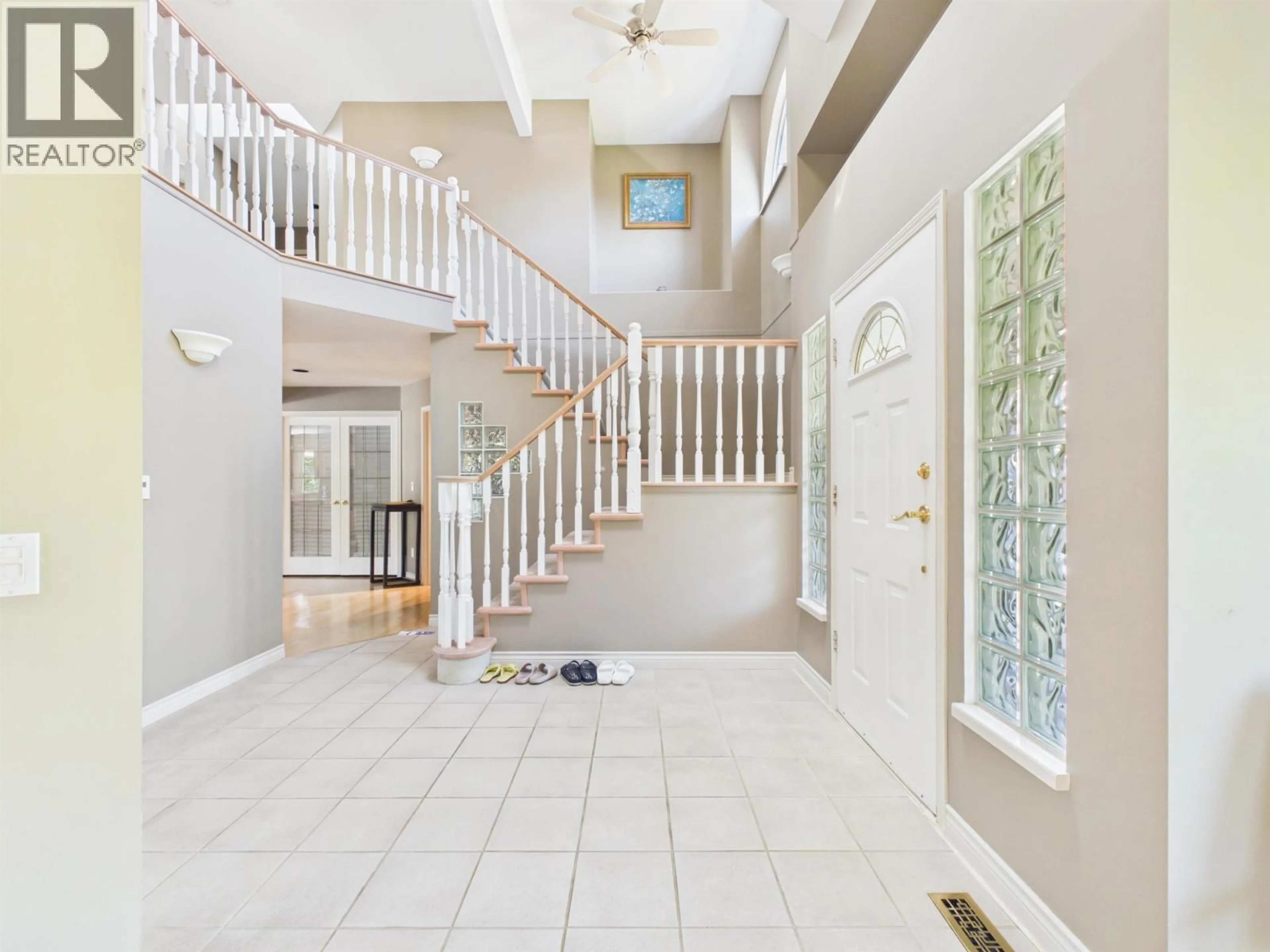 Indoor foyer for 35 WILDWOOD DRIVE, Port Moody British Columbia V3H4M5