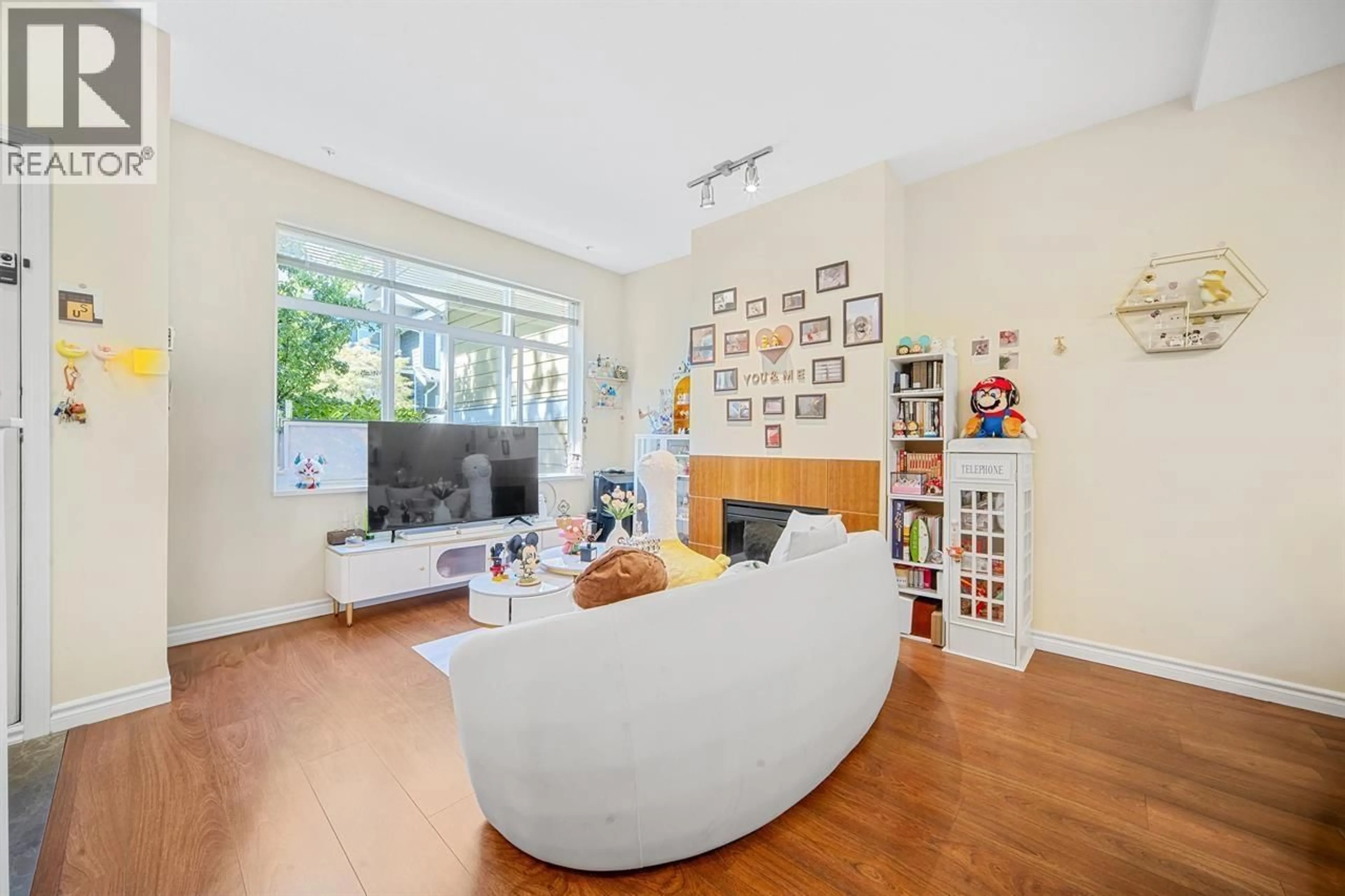 Living room with furniture, unknown for 80 - 6878 SOUTHPOINT DRIVE, Burnaby British Columbia V3N5E4