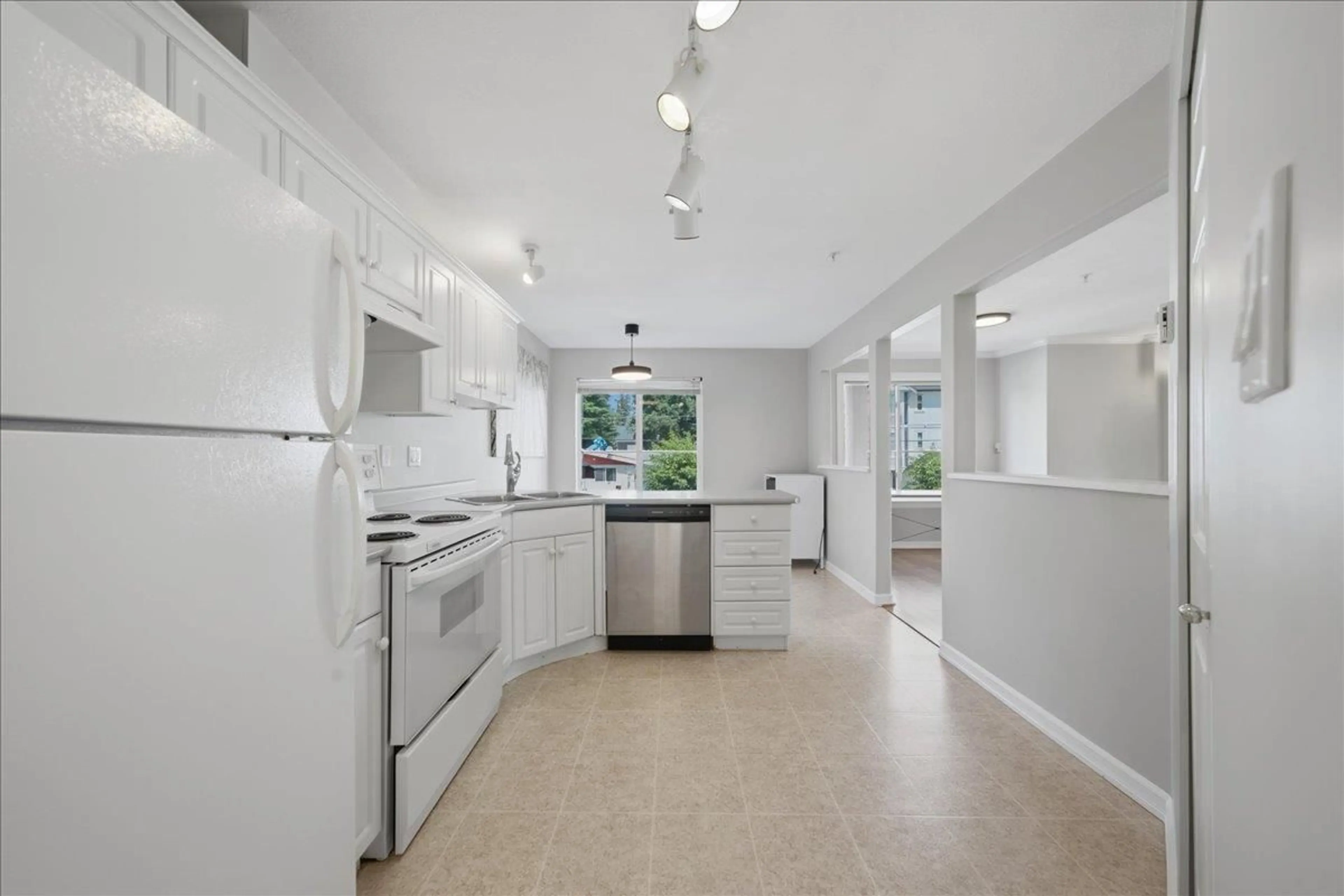 Open concept kitchen, ceramic/tile floor for 201 - 2772 CLEARBROOK ROAD, Abbotsford British Columbia V2T6N6