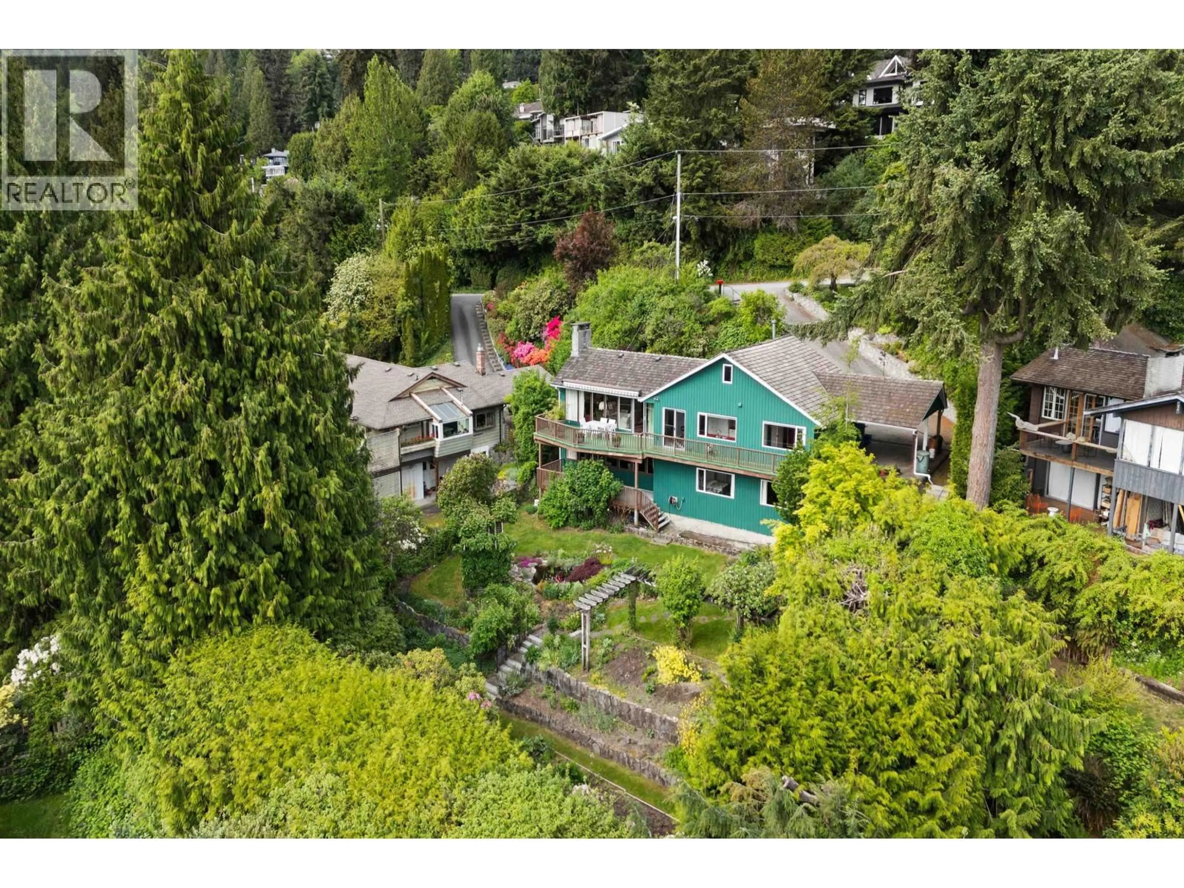 A pic from outside/outdoor area/front of a property/back of a property/a pic from drone, unknown for 2660 QUEENS AVENUE, West Vancouver British Columbia V7V2Z1