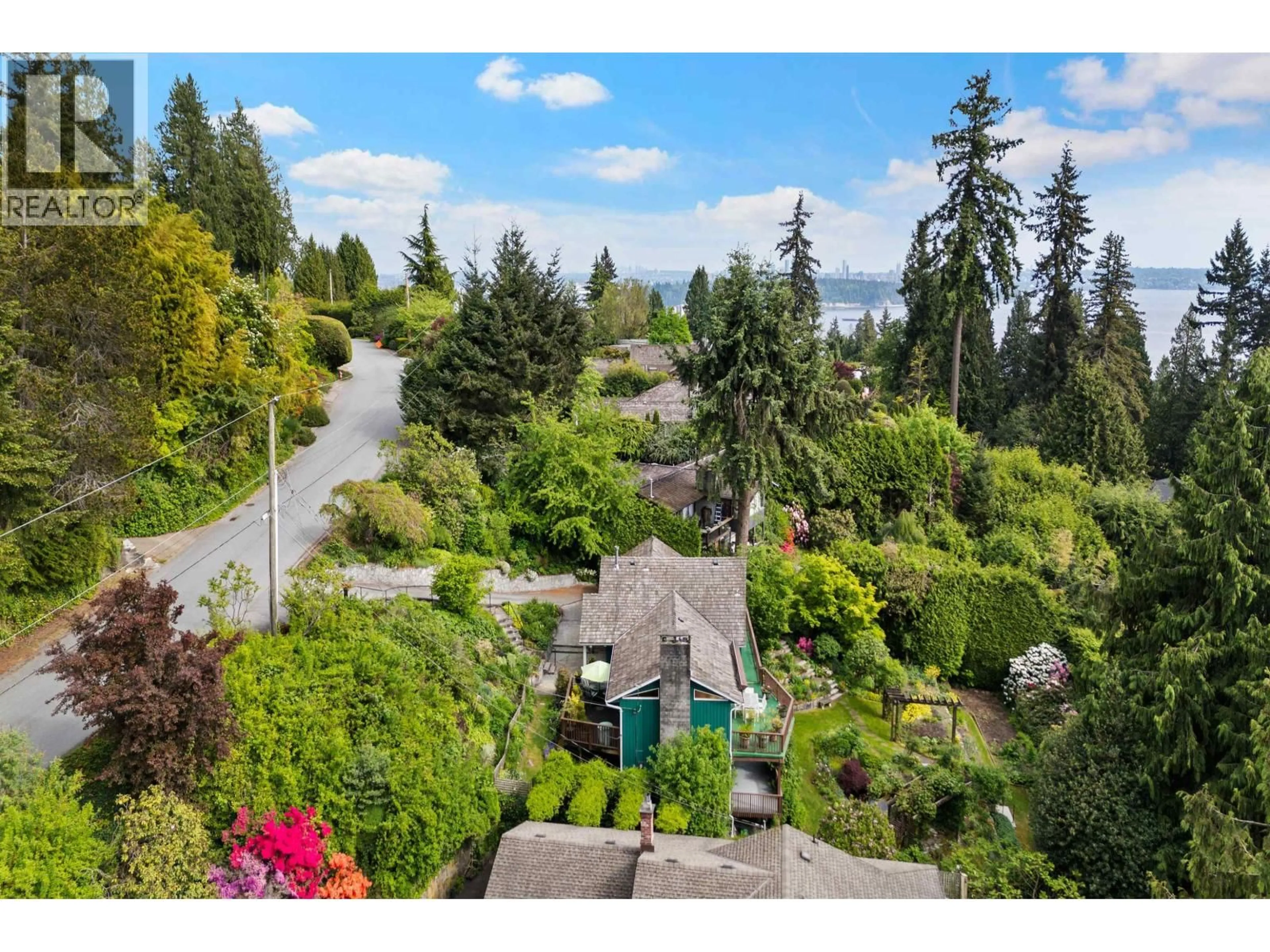 A pic from outside/outdoor area/front of a property/back of a property/a pic from drone, unknown for 2660 QUEENS AVENUE, West Vancouver British Columbia V7V2Z1
