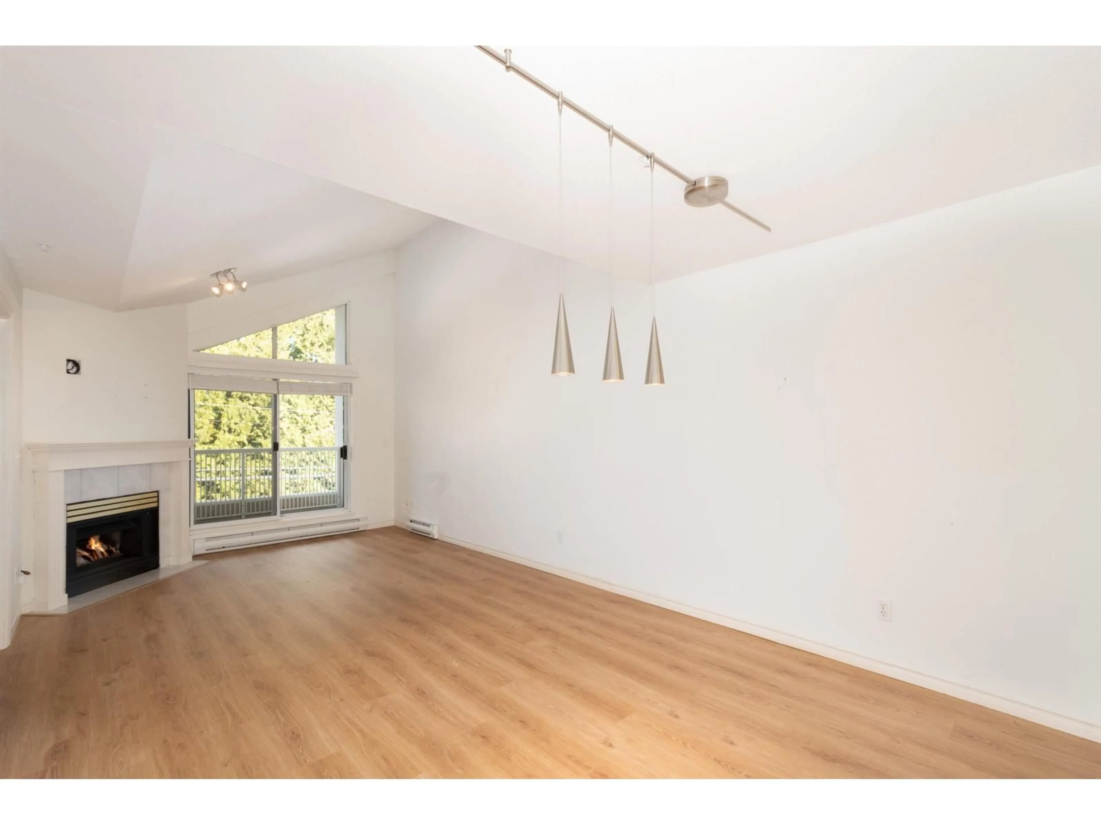 A pic of a room for 15272 20 AVENUE, Surrey British Columbia V4A2A3