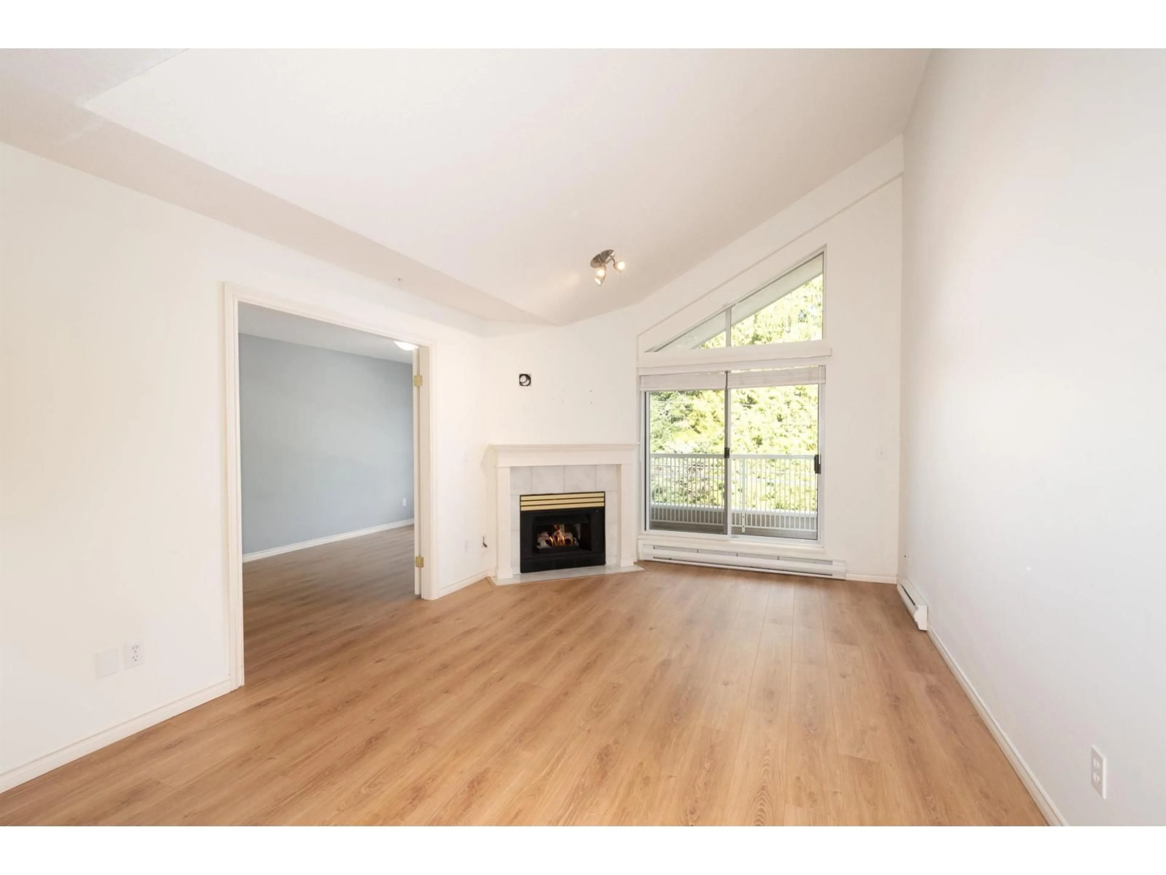 A pic of a room for 15272 20 AVENUE, Surrey British Columbia V4A2A3