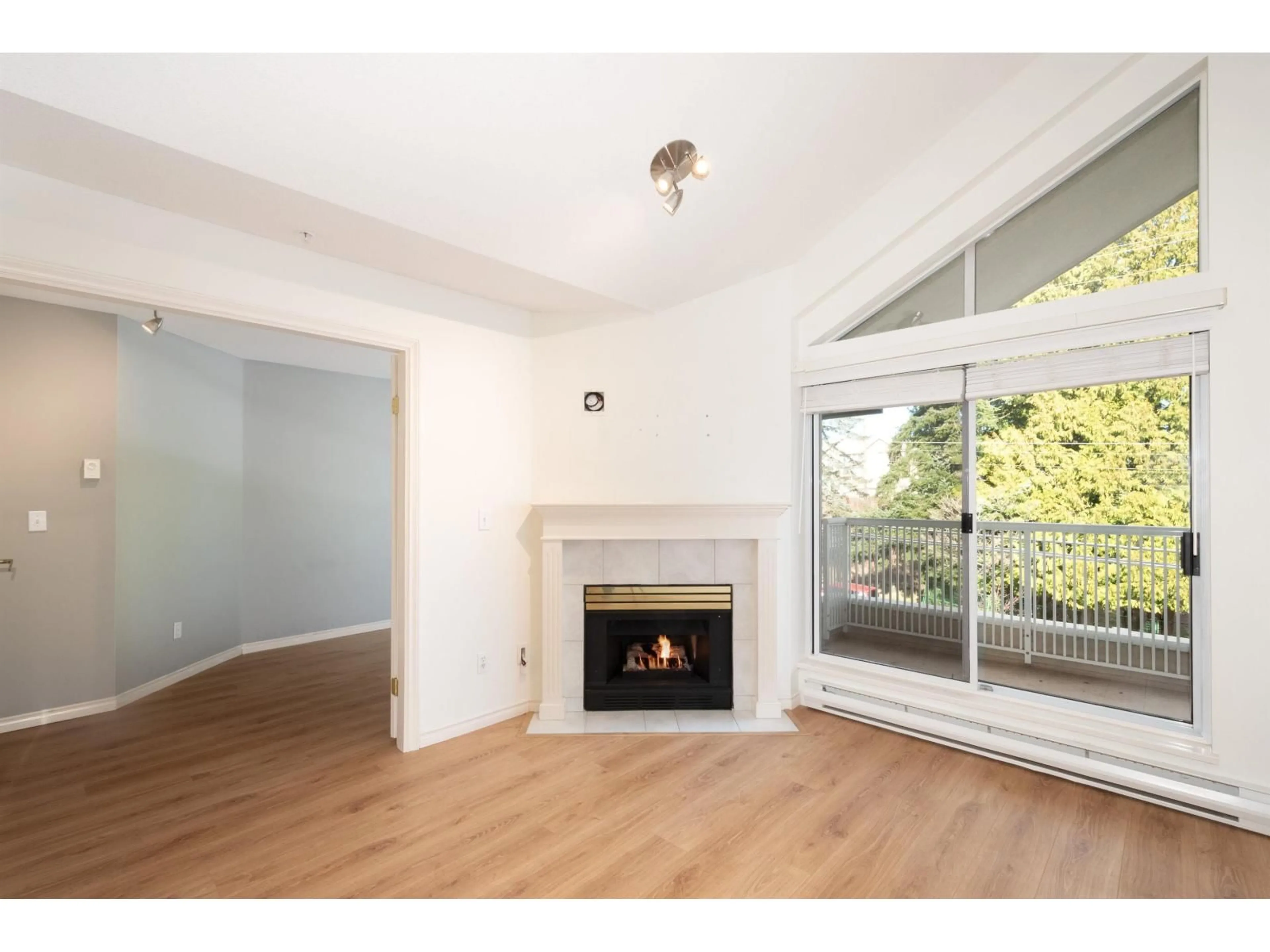 A pic of a room for 15272 20 AVENUE, Surrey British Columbia V4A2A3
