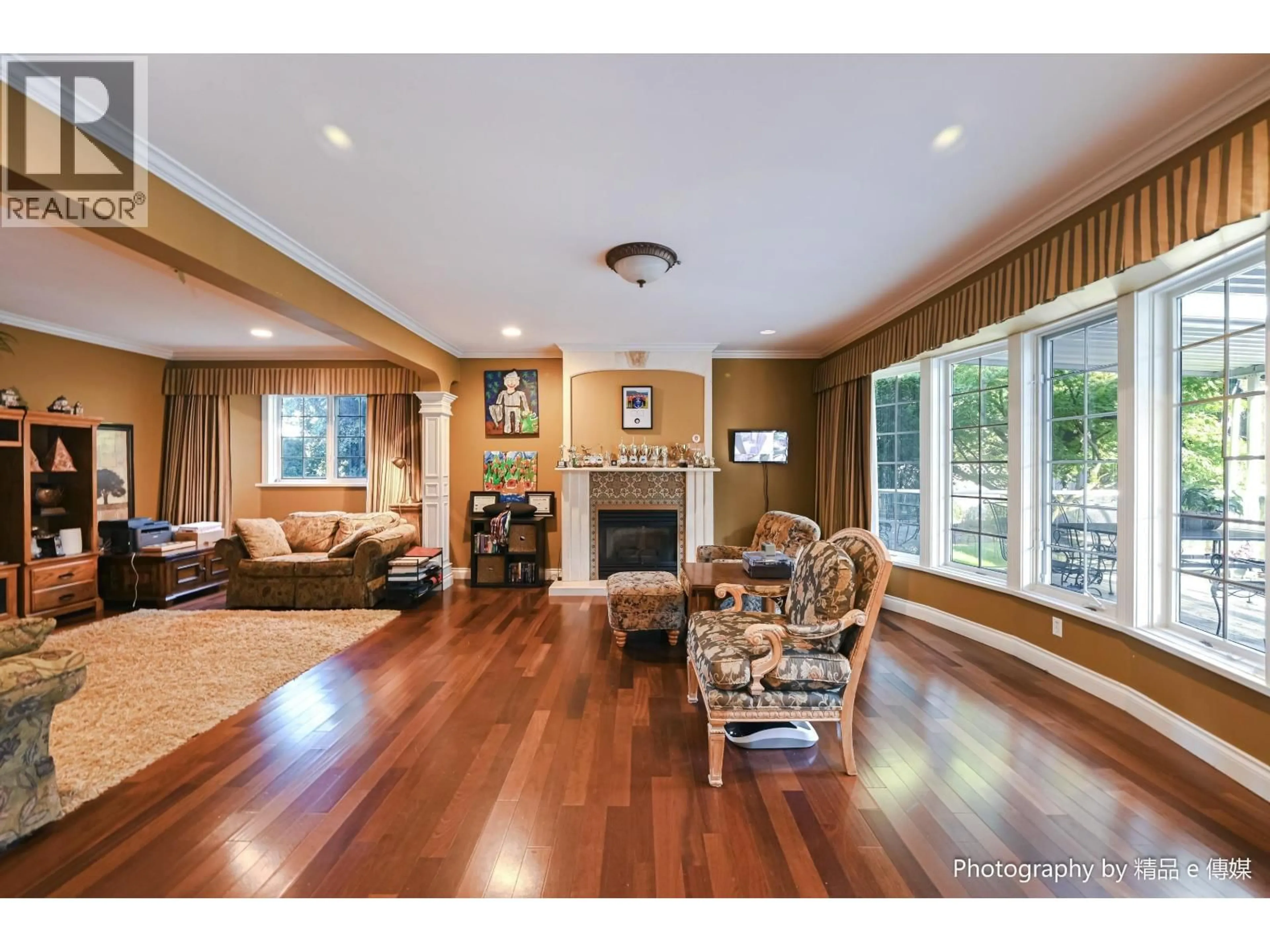 Living room with furniture, wood/laminate floor for 1368 MINTO CRESCENT, Vancouver British Columbia V6H2J5
