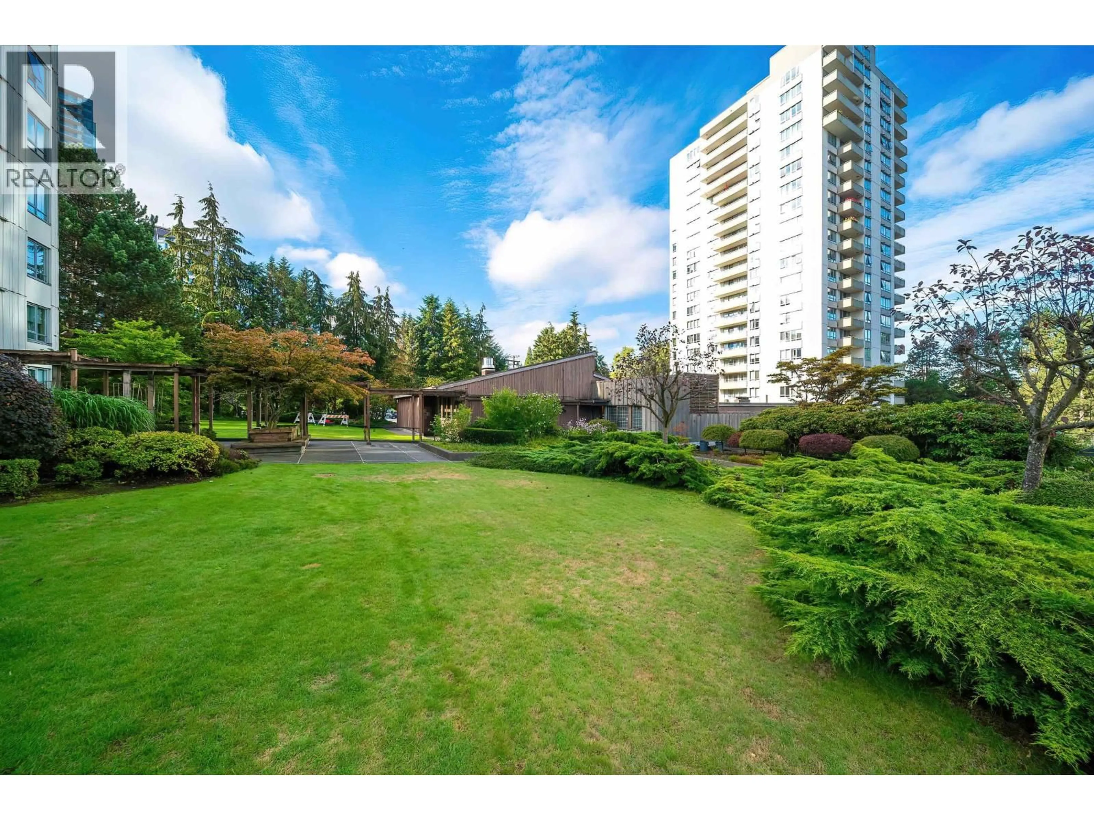 A pic from outside/outdoor area/front of a property/back of a property/a pic from drone, unknown for 1702 - 5645 BARKER AVENUE, Burnaby British Columbia V5H3Z5