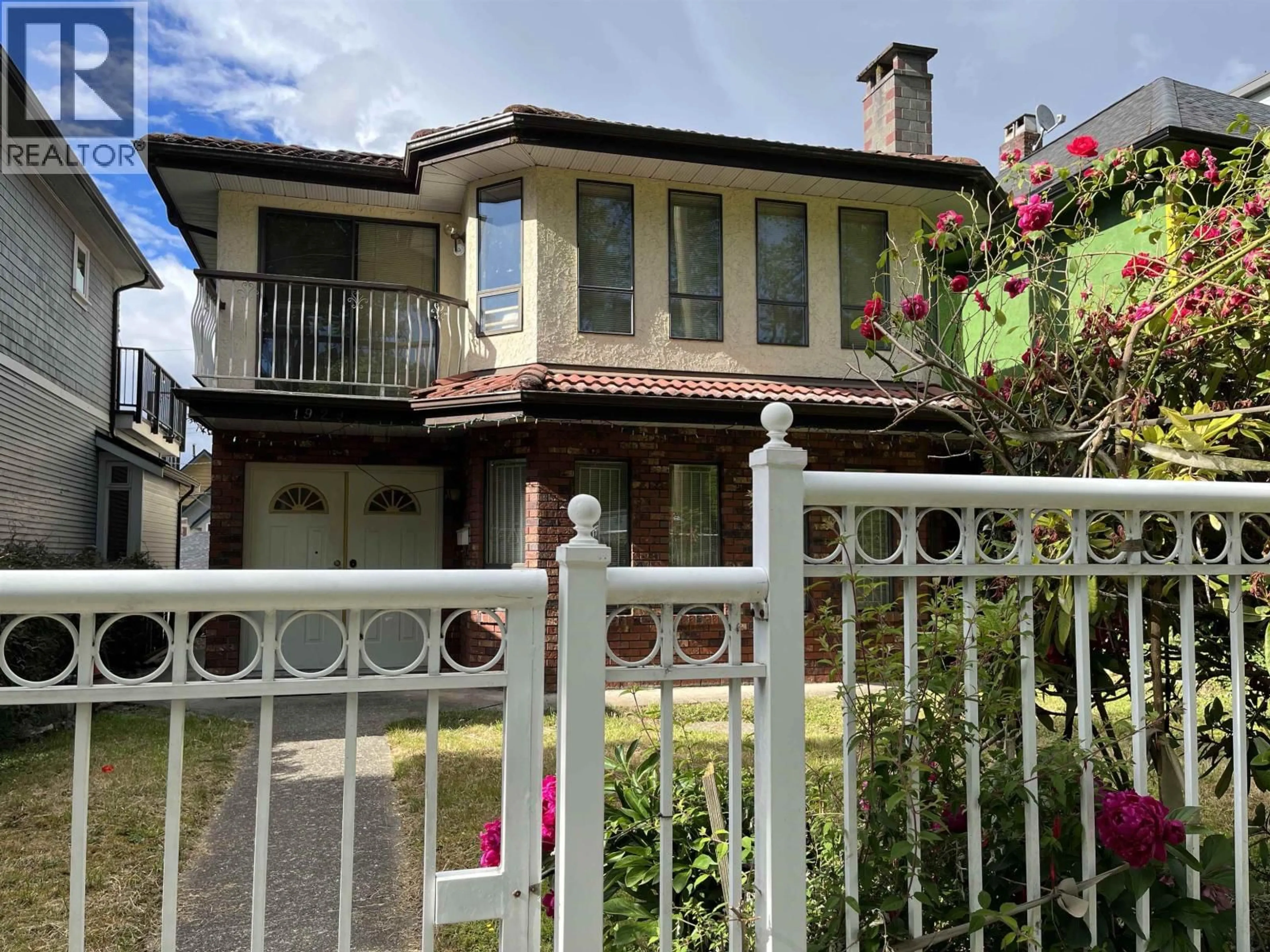 A pic from outside/outdoor area/front of a property/back of a property/a pic from drone, street for 1929 6TH AVENUE, Vancouver British Columbia V5N1P6