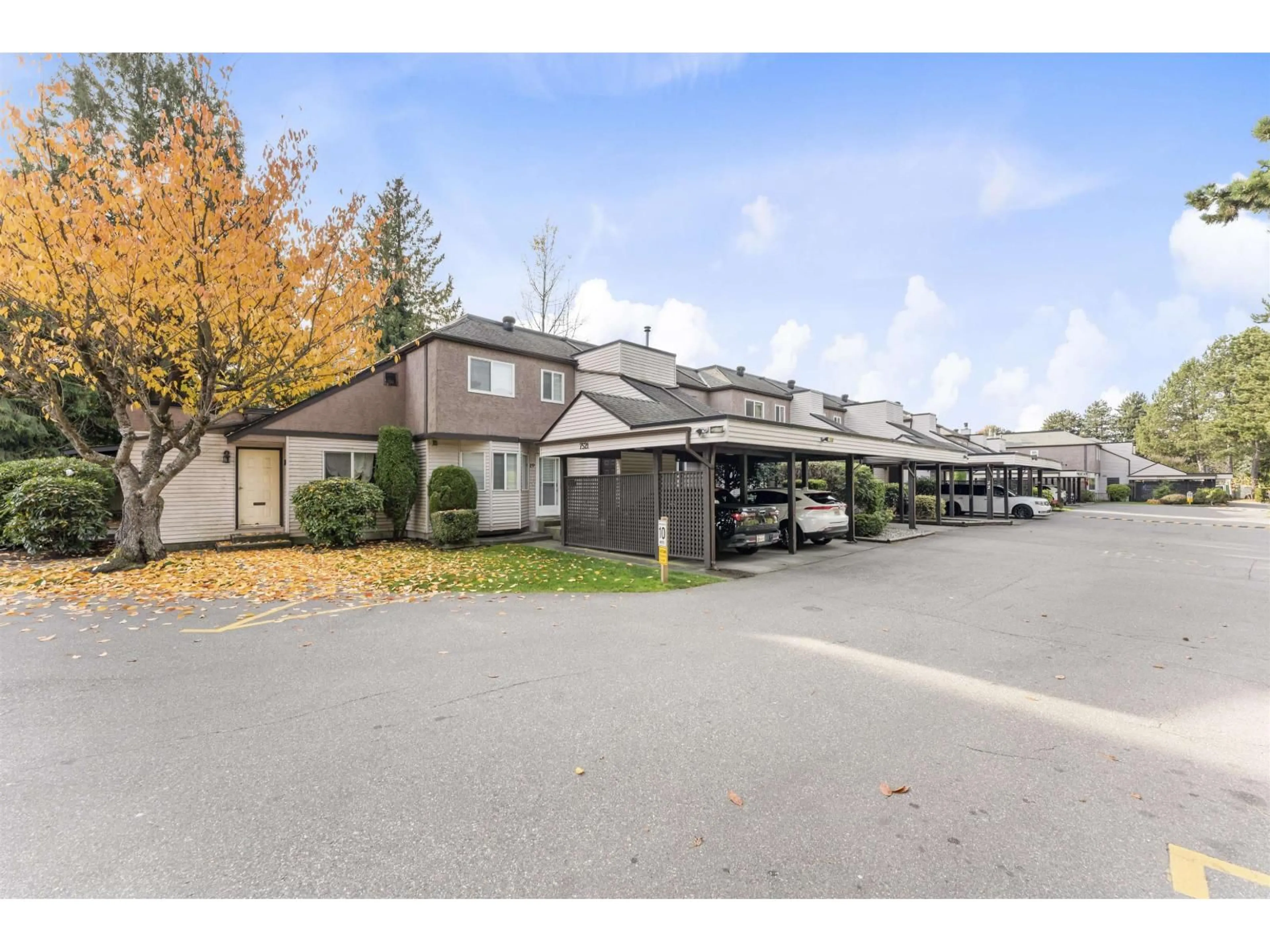 Patio, mountain view for 21 - 7521 140 STREET, Surrey British Columbia V3W5J9