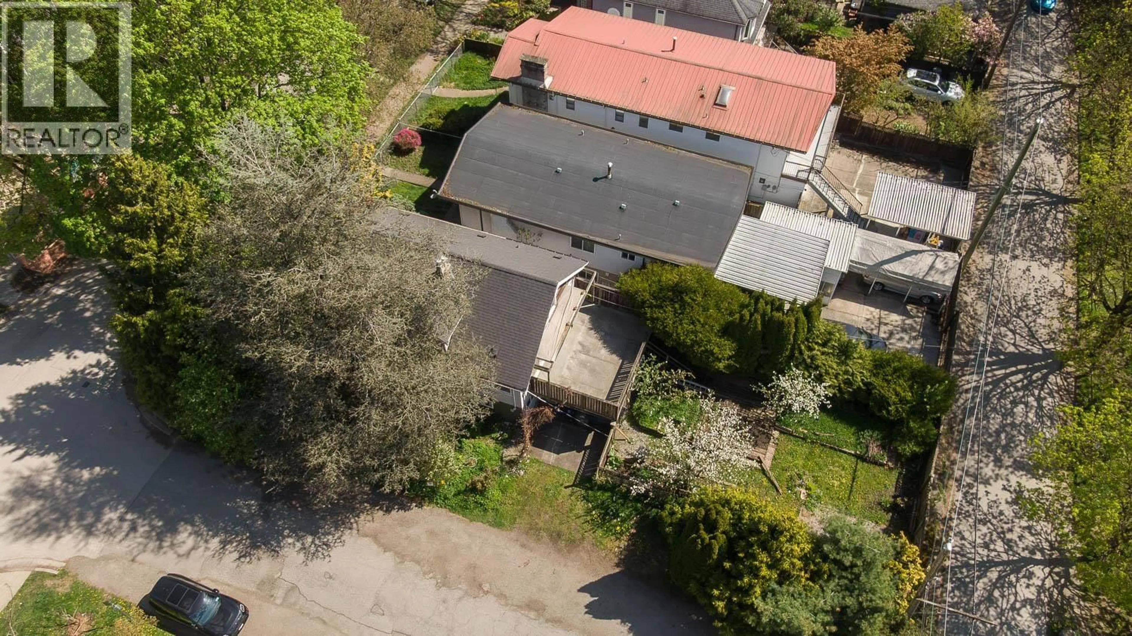 A pic from outside/outdoor area/front of a property/back of a property/a pic from drone, street for 2002 13TH AVENUE, Vancouver British Columbia V5N2C4