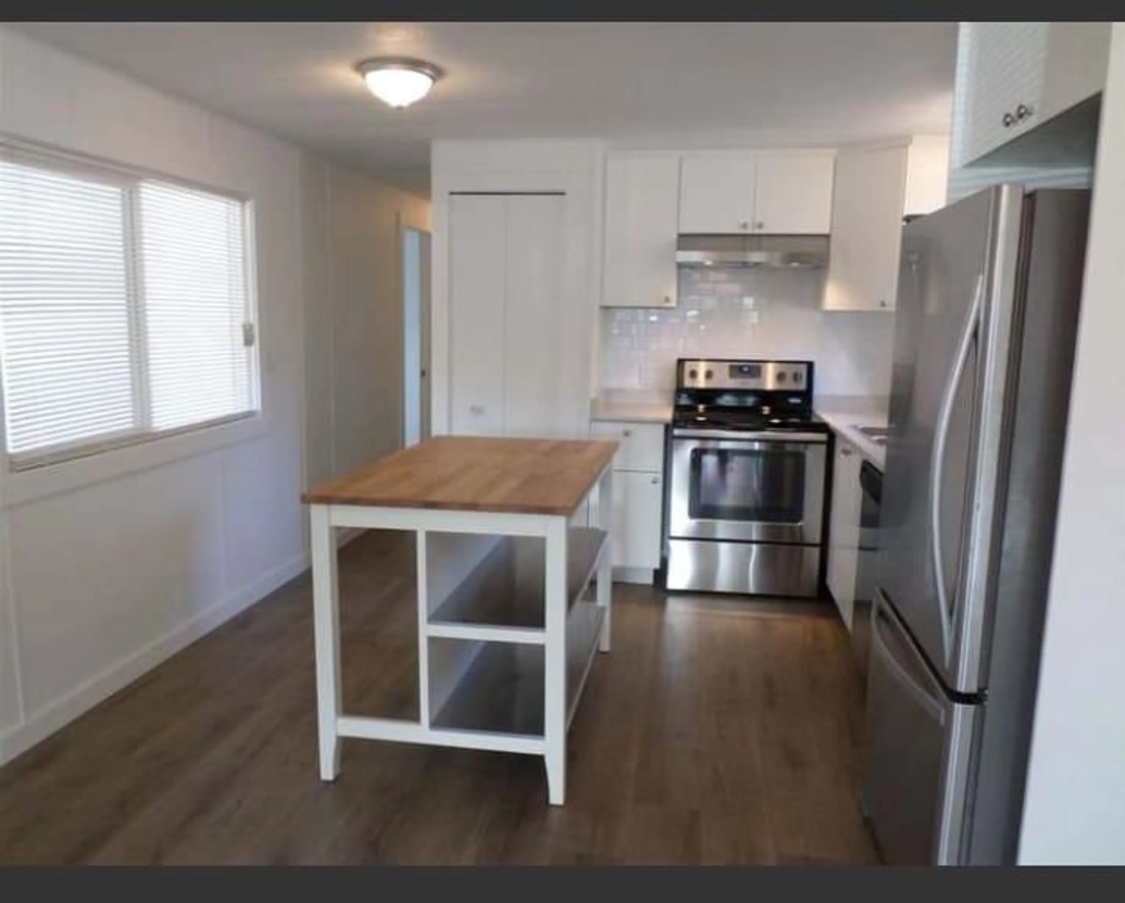 Standard kitchen, wood/laminate floor for 31585 LOMBARD AVENUE, Abbotsford British Columbia V2T6M6